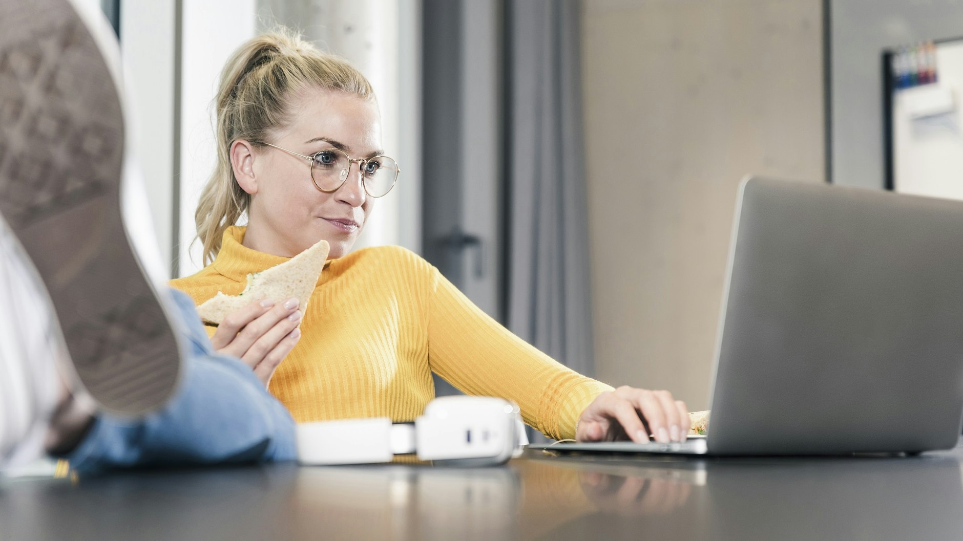 Im Büro isst man oft nebenbei - und selten gesund. Das muss nicht sein.