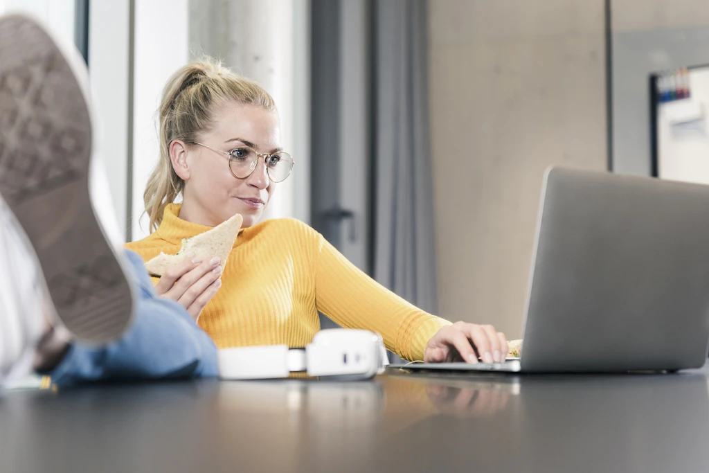 Fit durchs neue Jahr: Gesunde Ernährung geht auch im Büro
