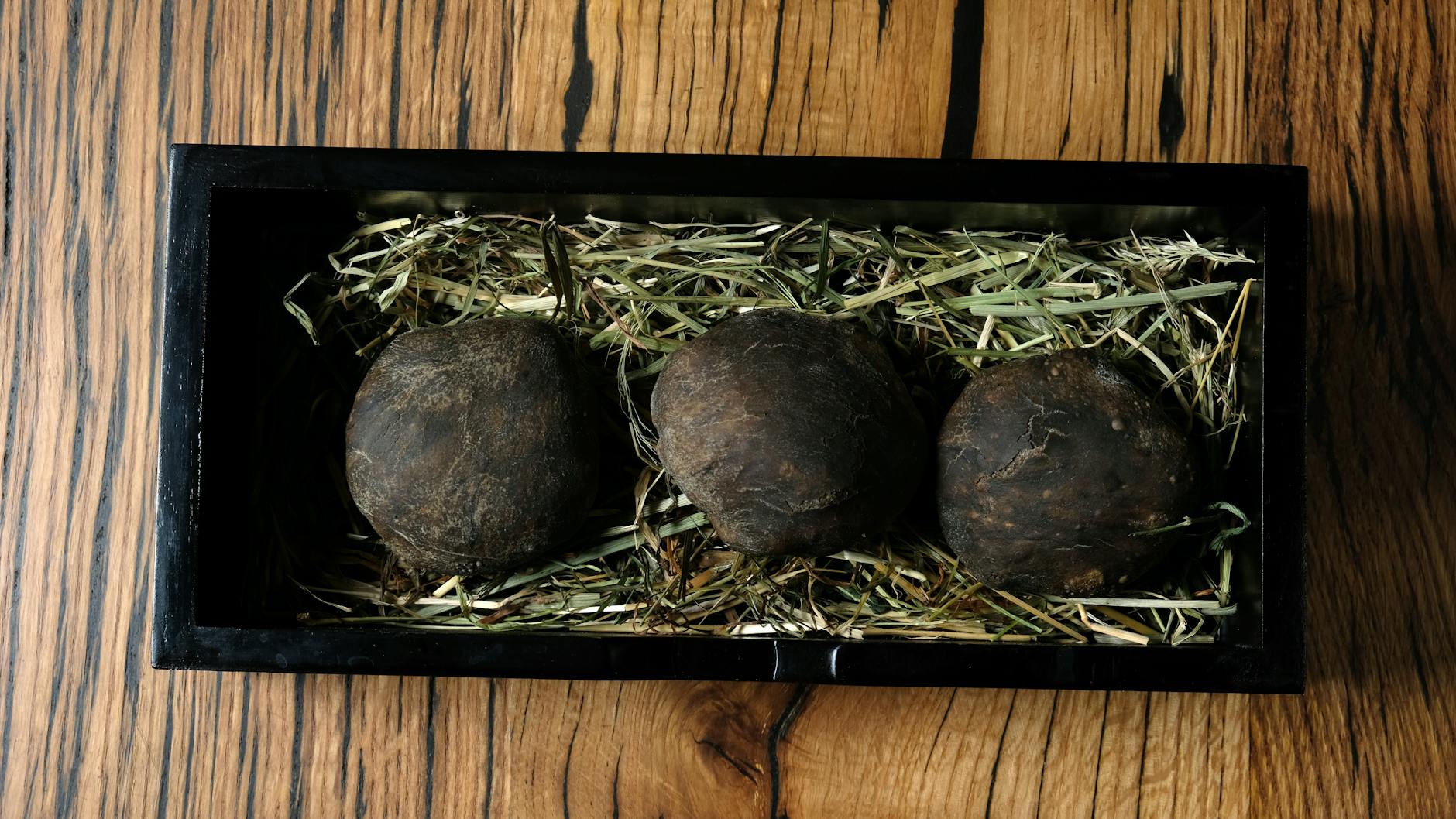 Ein Signaturgericht des Lokals: die „Heißen Schwarzen Steine“ aus Teig, gefüllt mit Scamorza-Käse und Wirsing.