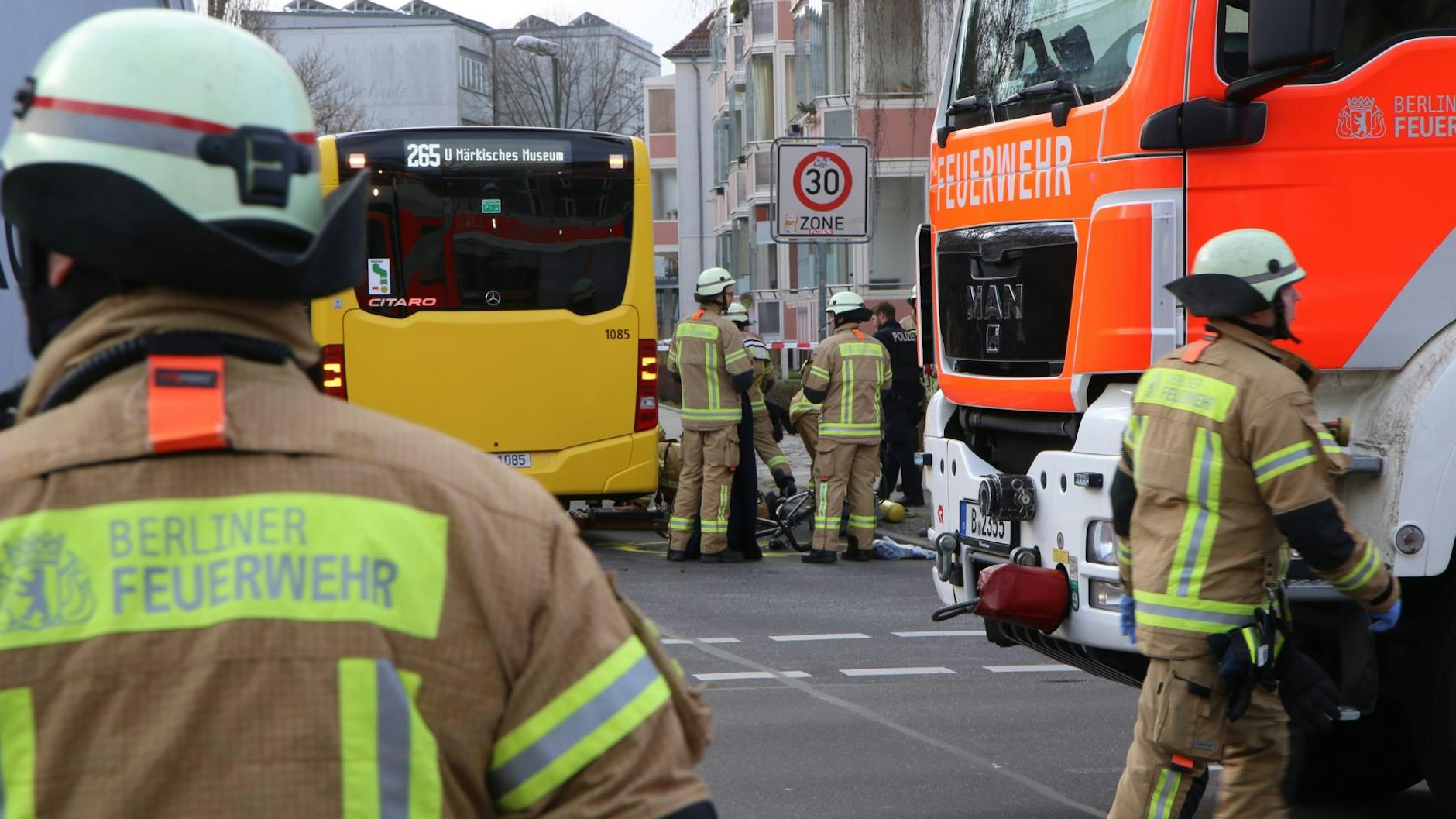 Ein Bus der BVG erfasste den Radfahrer offenbar beim Abbiegen.