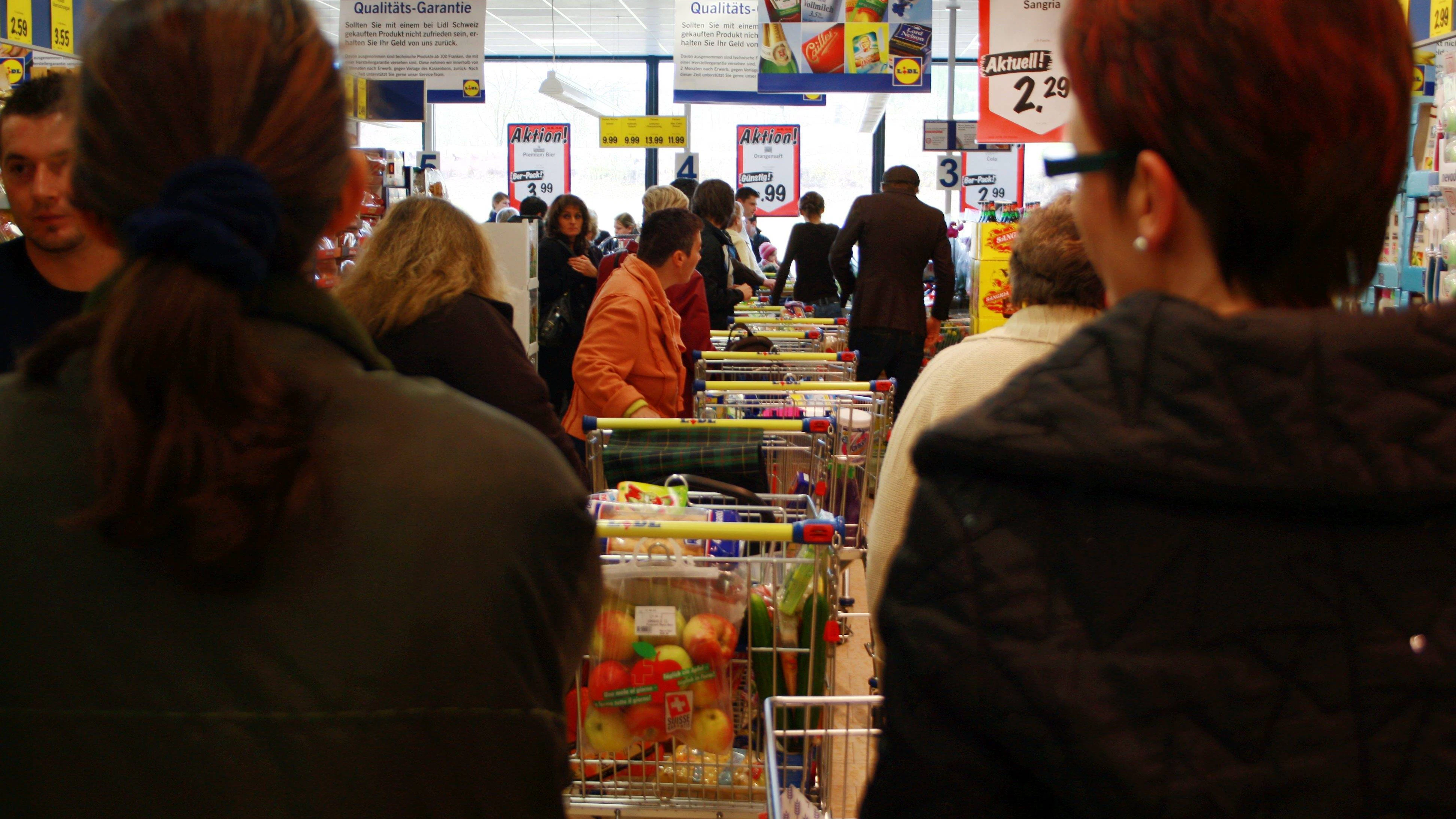 Eine Kundenschlange in einem Supermarkt muss kein Grund zum Verzweifeln sein, denn: Man hat immer die Wahl, woran man denkt.&nbsp;