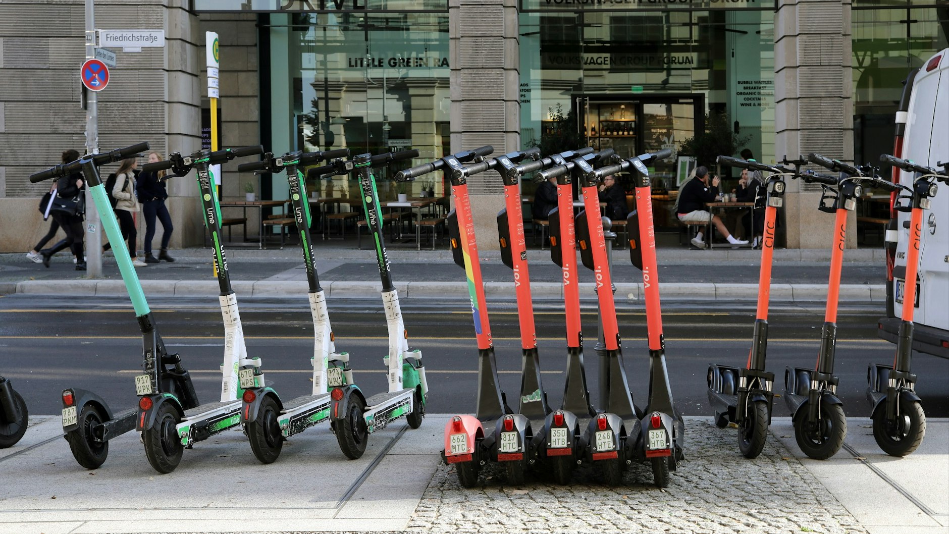 Problem oder Lösung? In Berlin gibt es mehr als 15000 E-Scooter. Trotzdem wurden in der Stadt auch mehr Autos verkauft.