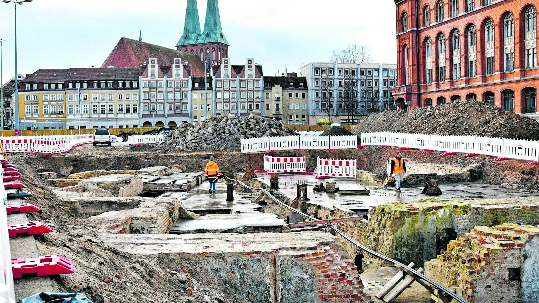 Beste Lage neben dem Roten Rathaus: Reste der freigelegten Maschinenhalle des 1888 errichteten Elektrizitätswerks an der Spandauer Straße.
