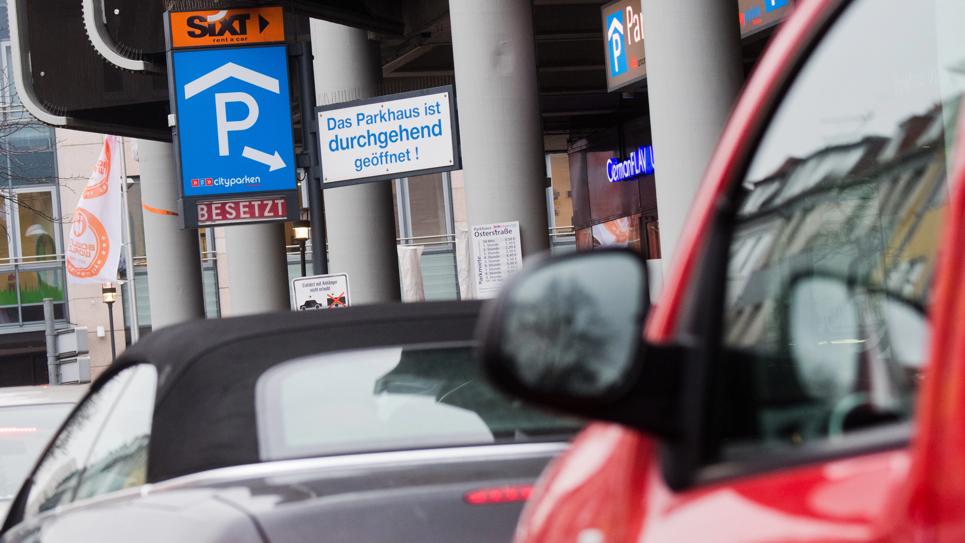 Autos stehen vor einem Parkhaus (Symbolbild)