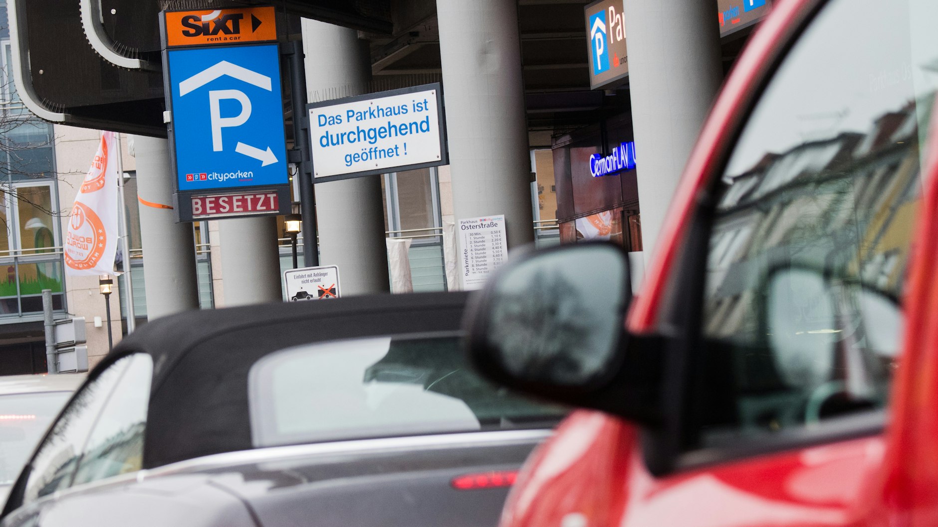 Autos stehen vor einem Parkhaus (Symbolbild)
