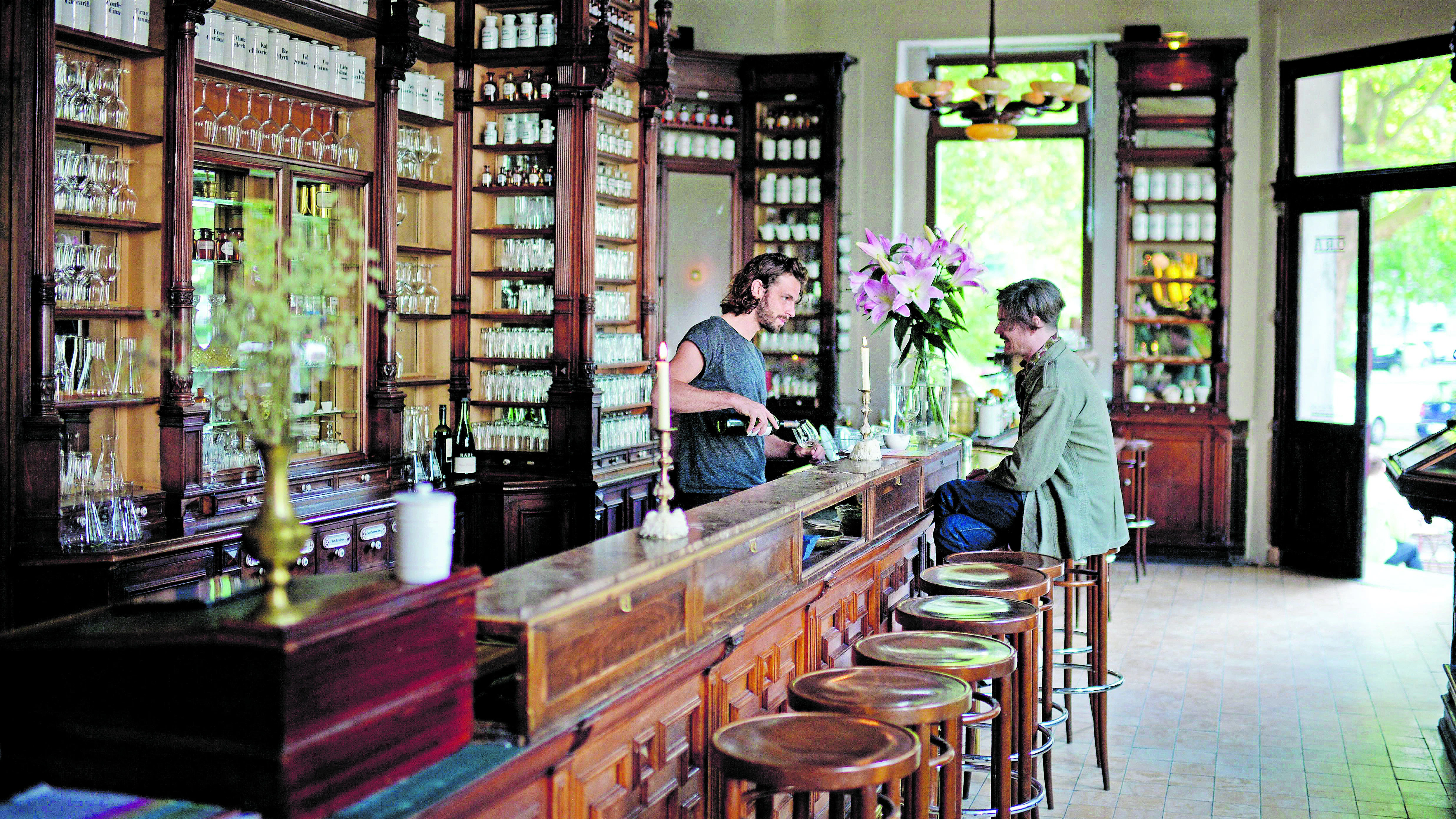 Früher Apotheke, jetzt Bar: ORA am Kreuzberger Oranienplatz.