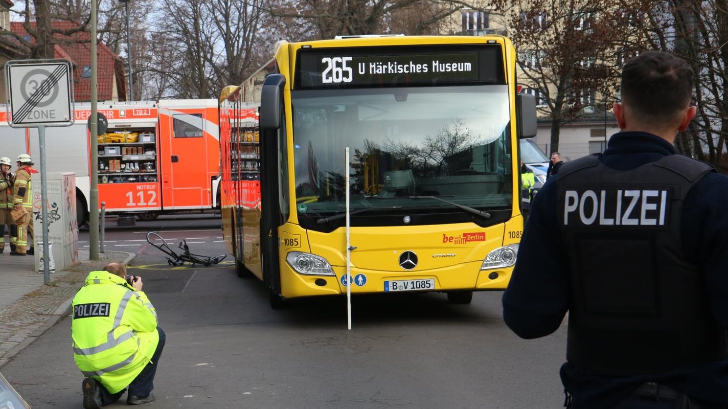 In Johannisthal wurde am Sonntag eine Radfahrerin von einem BVG-Bus erfasst und tötlich verletzt.