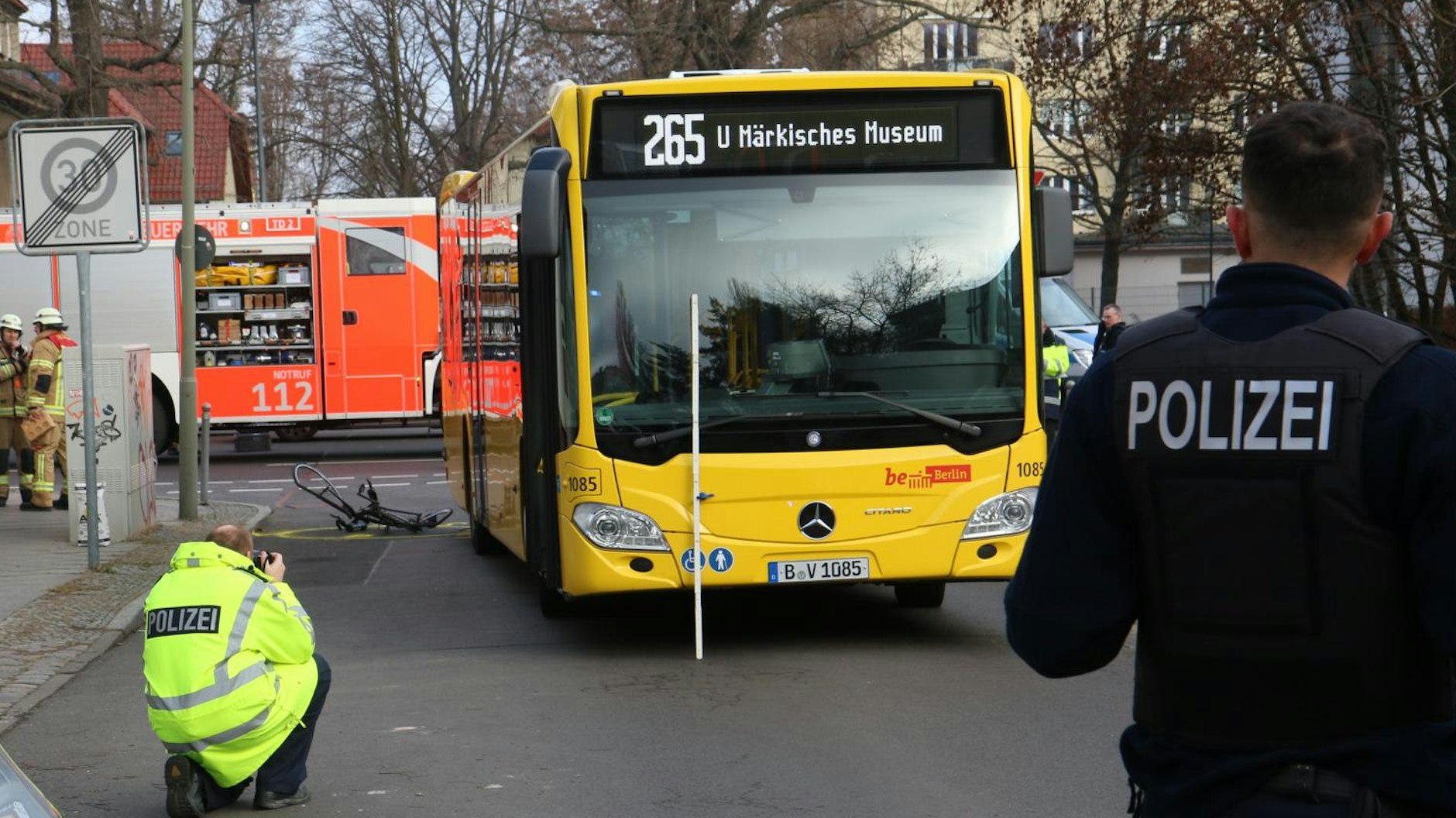 In Johannisthal wurde am Sonntag eine Radfahrerin von einem BVG-Bus erfasst und tötlich verletzt.