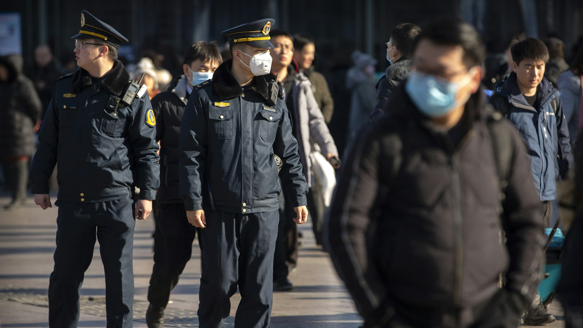 Vorsichtsmaßnahmen im ganzen Land: Polizisten und Passanten mit Mundschutz in Peking.