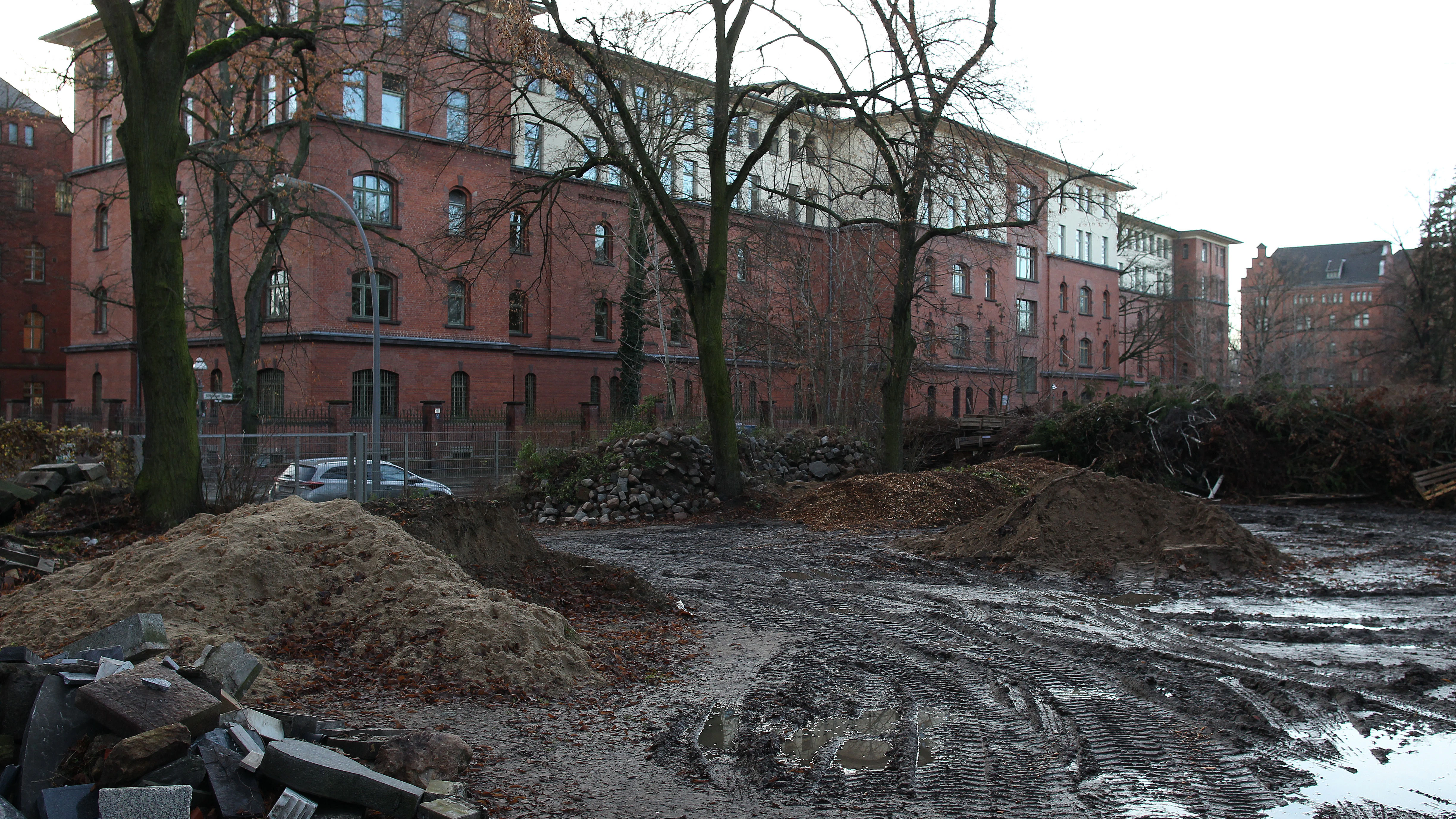 Auf dem Gelände ist die Errichtung einer Unterkunft für ca. 150 Flüchtlinge geplant. Die Unterkunft soll in dem Teil des Friedhofs gebaut werden , der jetzt als Bauhof genutzt wird.&nbsp;