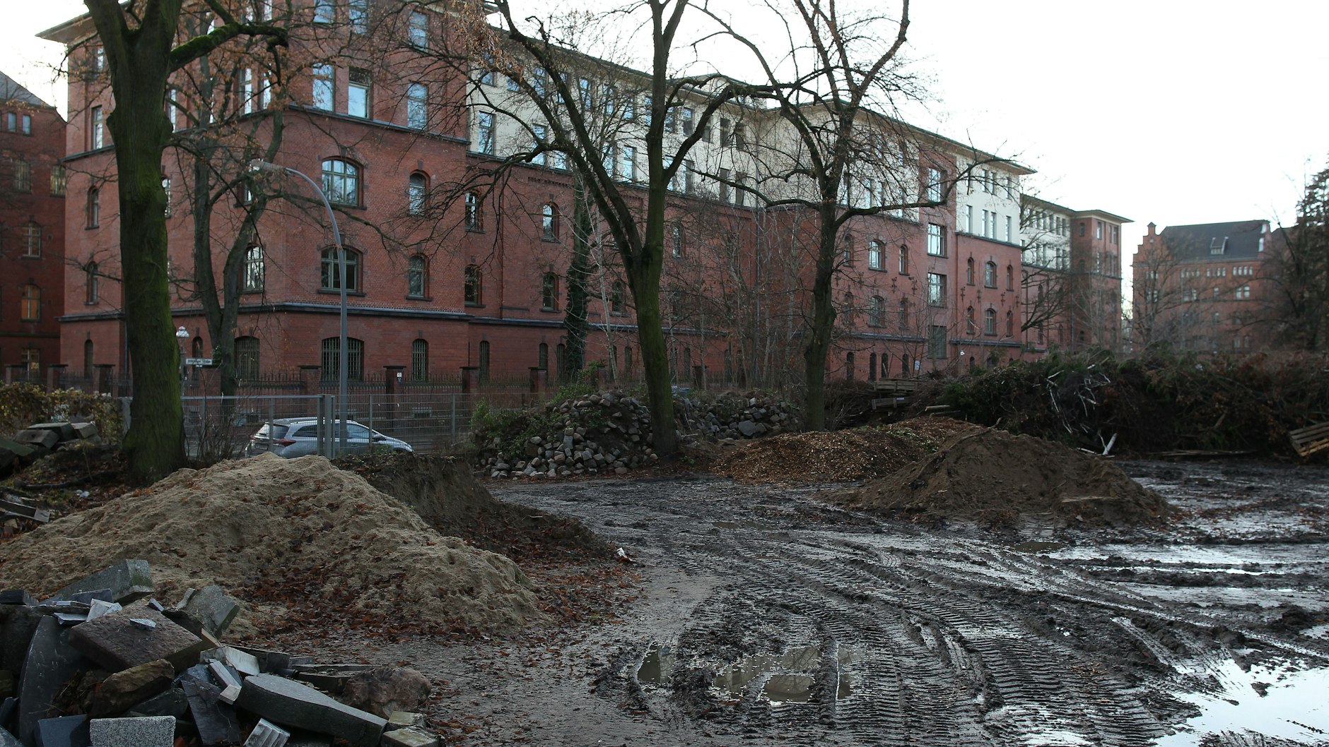Auf dem Gelände ist die Errichtung einer Unterkunft für ca. 150 Flüchtlinge geplant. Die Unterkunft soll in dem Teil des Friedhofs gebaut werden , der jetzt als Bauhof genutzt wird.&nbsp;