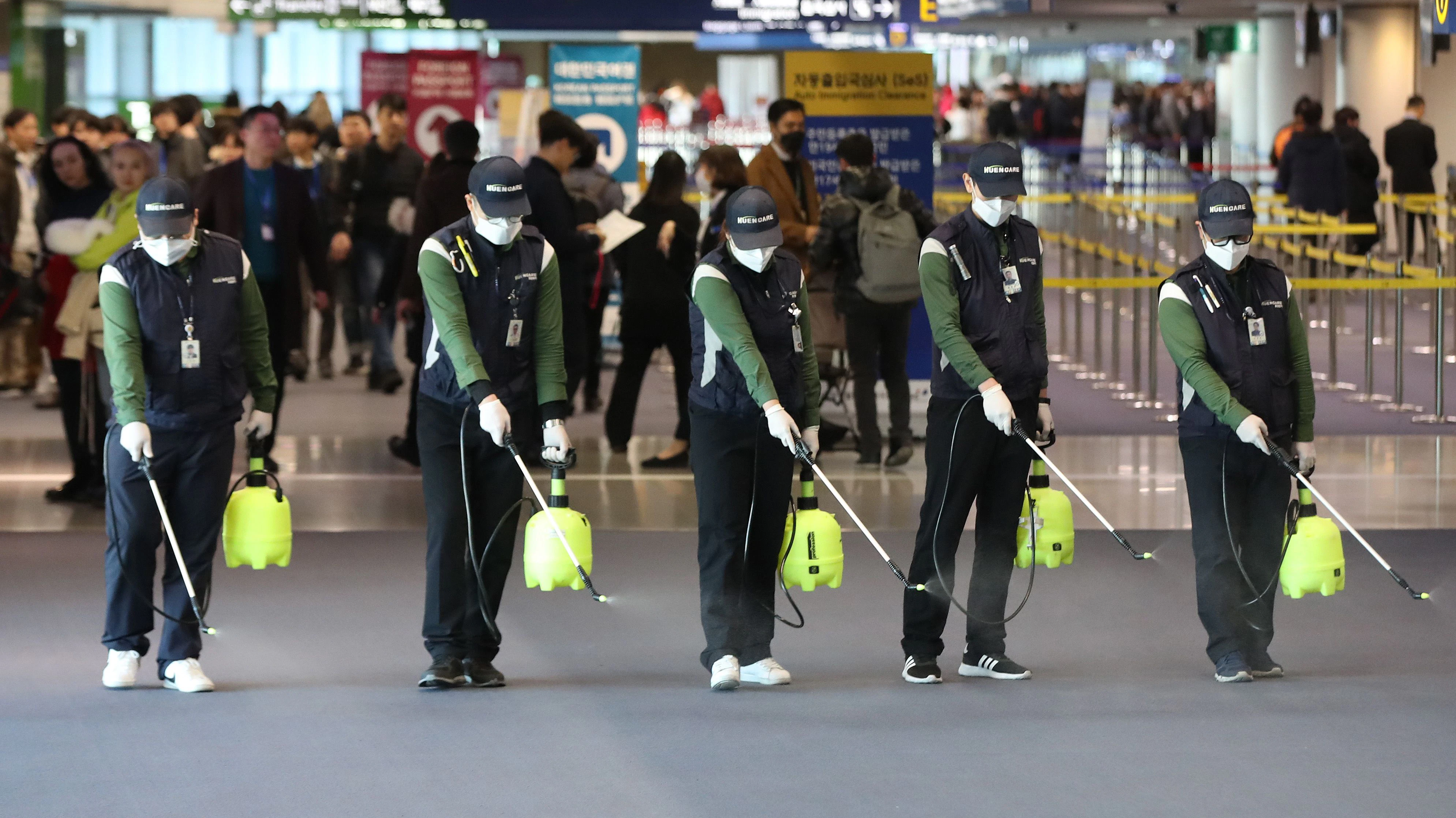 Am Flughafen in Seoul sind Desinfektionstrupps unterwegs. Südkorea versucht so, die Ausbreitung der neuartigen Lungenkrankheit zu verhindern.&nbsp;