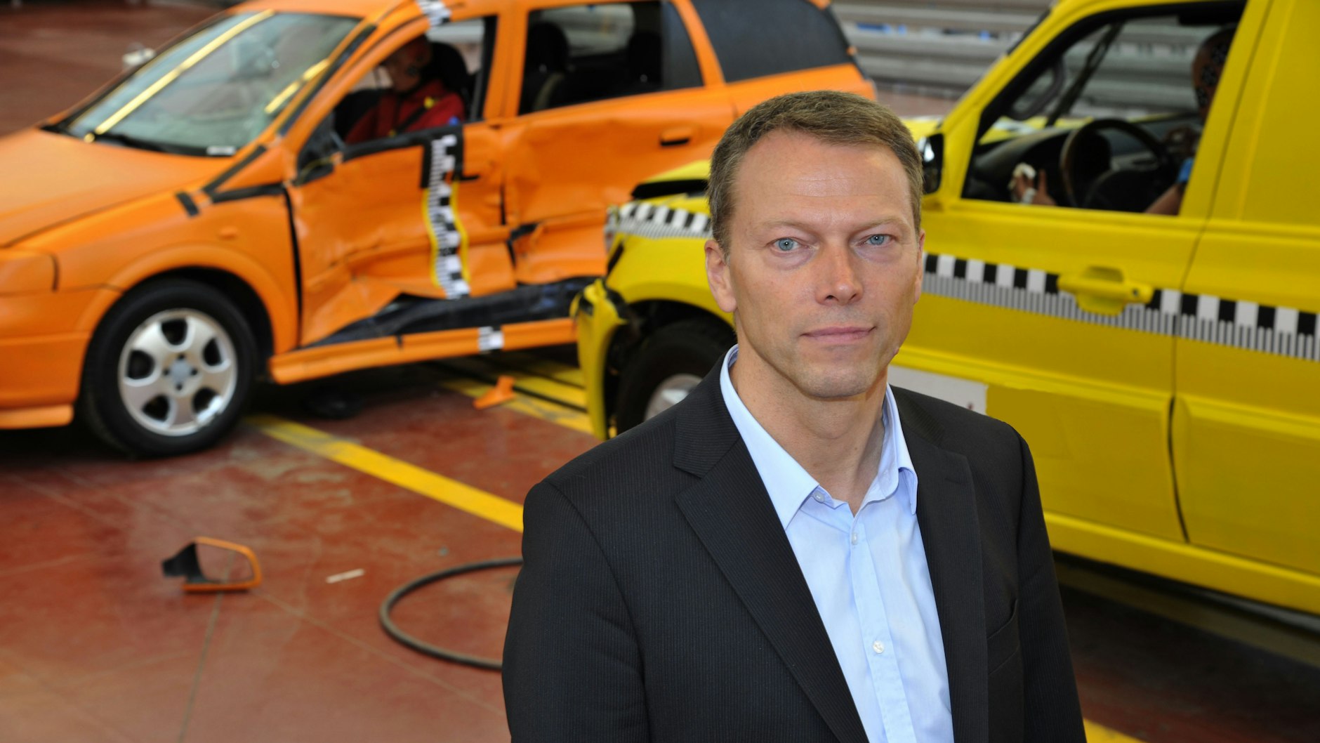 Unfallforscher Siegfried Brockmann bei einem Crashtest mit zwei Autos.