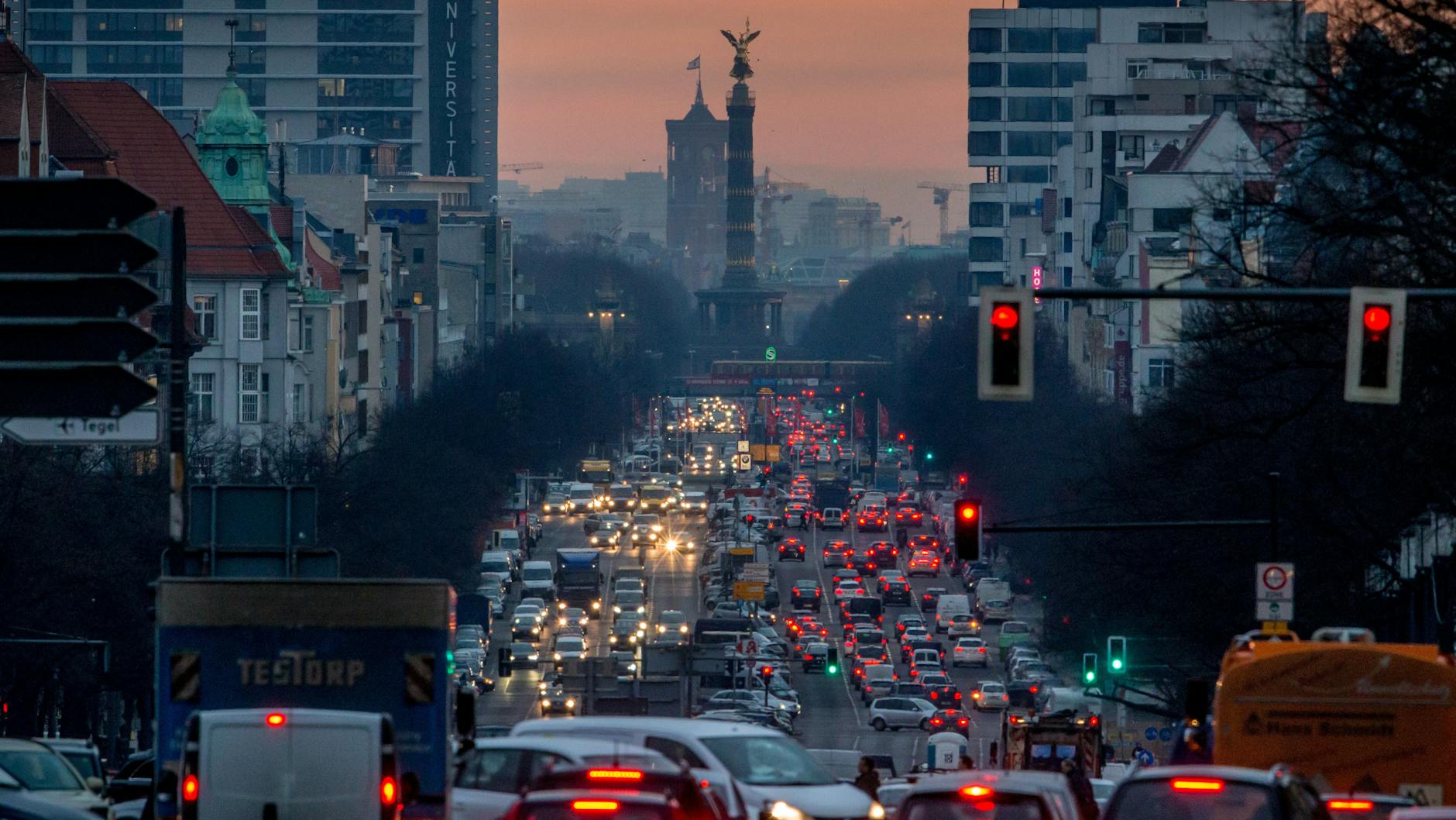 Sieht in der Dämmerung schön aus, macht aber viel Dreck: der Stadtverkehr.