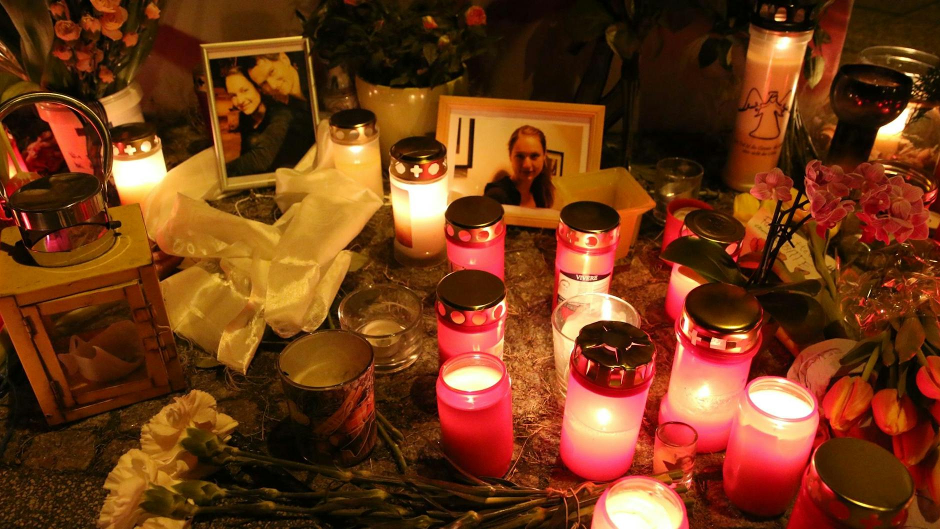Kerzen, Blumen und Bilder während der Mahnwache in Johannisthal.