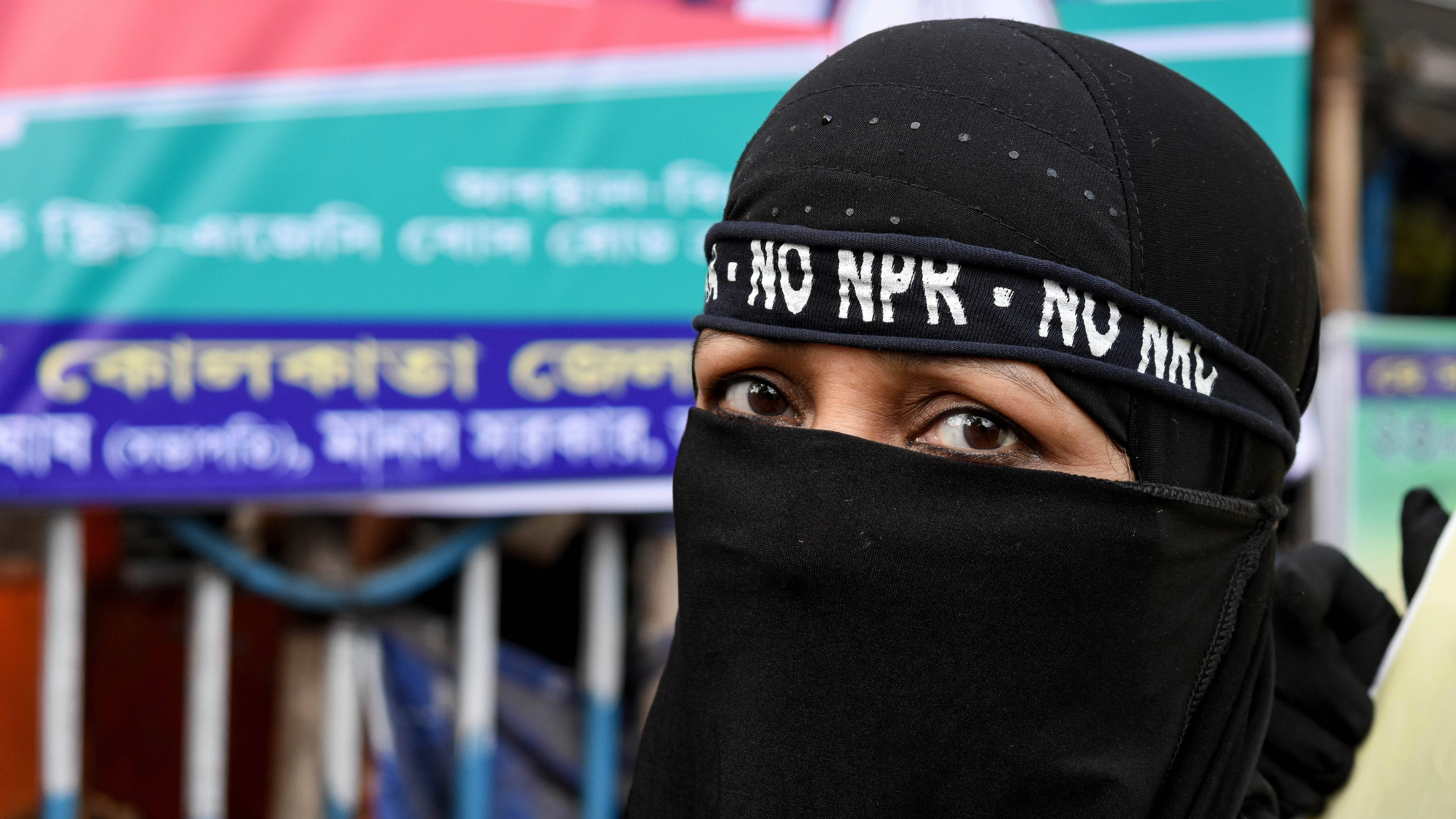 Eine muslimische Frau mit der Aufschrift: Kein NPR.