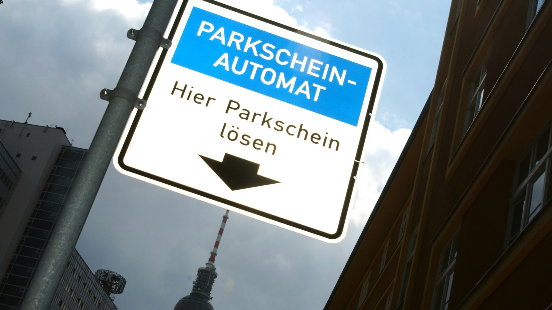 Hier lang zum Bezahlen: Ein Schild weist in einer Parkzone in Mitte den Weg.