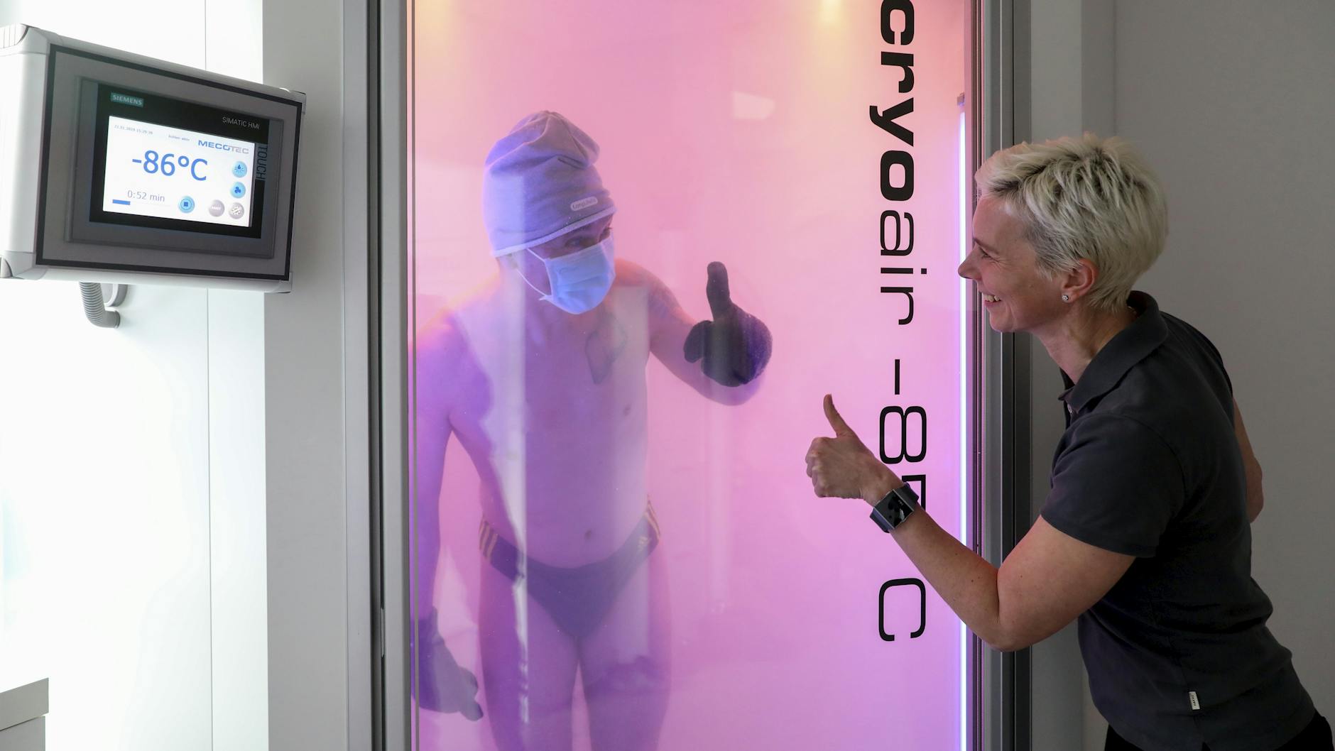 Die Temperatur liegt bei Minus 86 Grad. Das hält niemand lange aus – auch nicht, wenn es hilft.