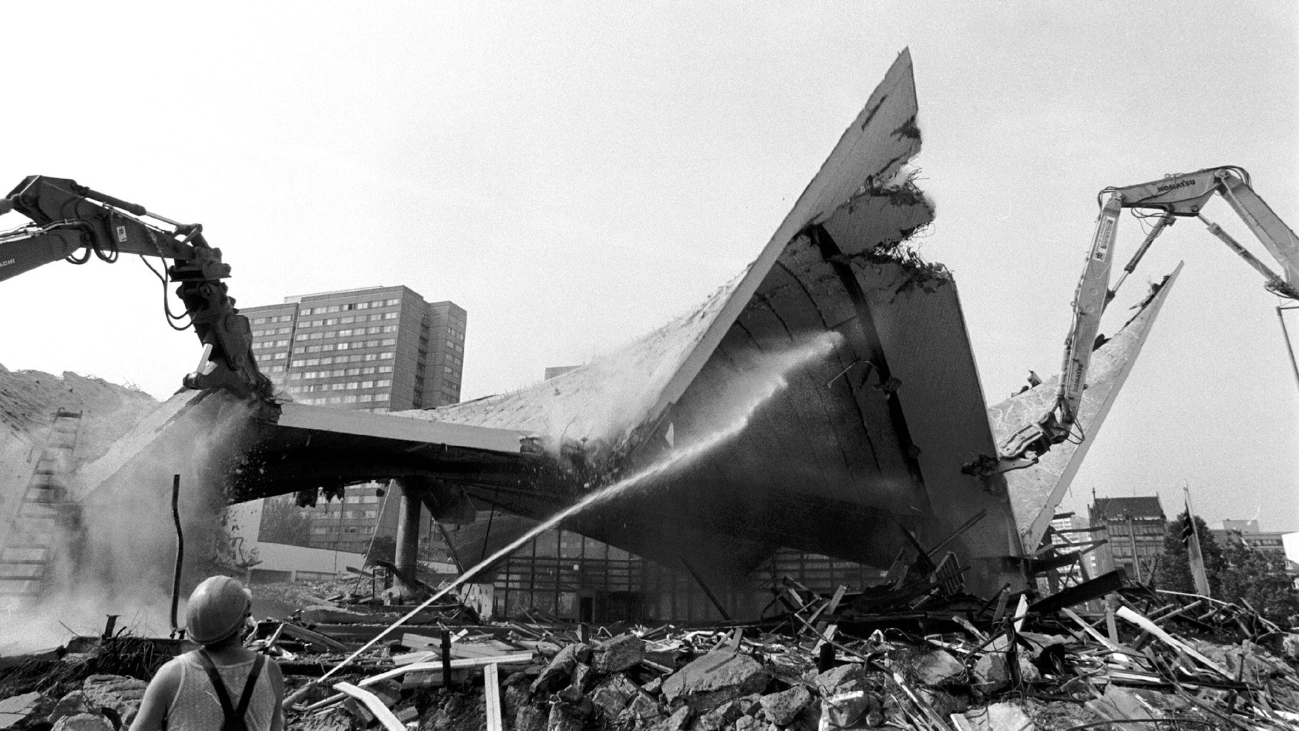 Zustand des Ahornblattes am 15. August 2000: Die Abrissbagger fressen an den letzten kühnen Zacken.