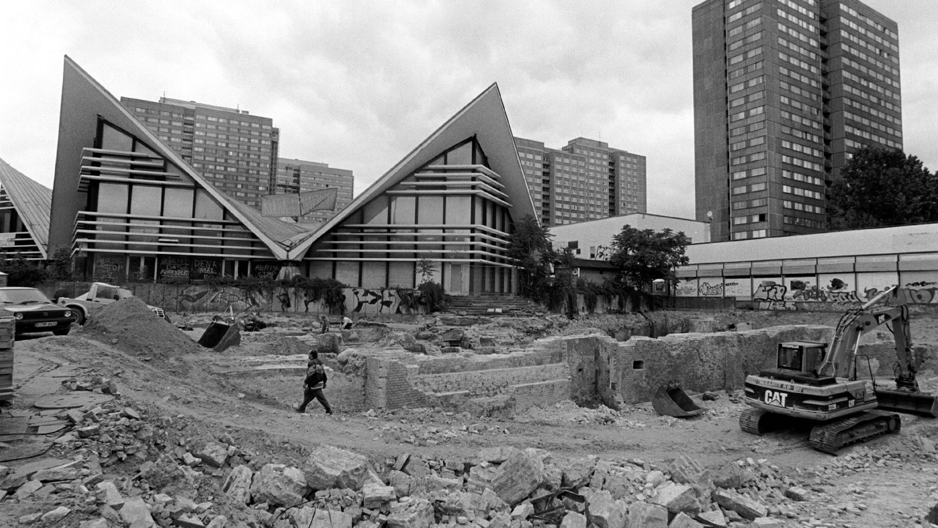 Am 18. Juli 2000 war das große Demolieren vorbereitet, trotz aller Proteste von Architekten, Politikern und Denkmalschützern.