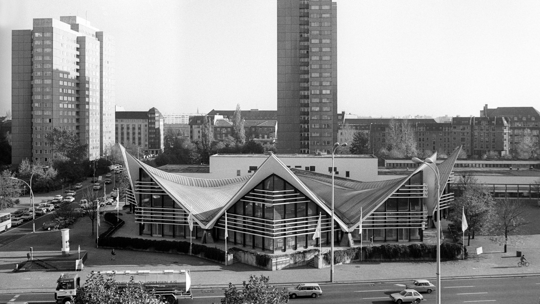 Unversehrt am 23. Oktober 1990: Zur Belebung der Hochhauslandschaft auf der Fischerinsel hatten DDR-Stadtplaner den gewagten Schalenbau an der Straße patziert.