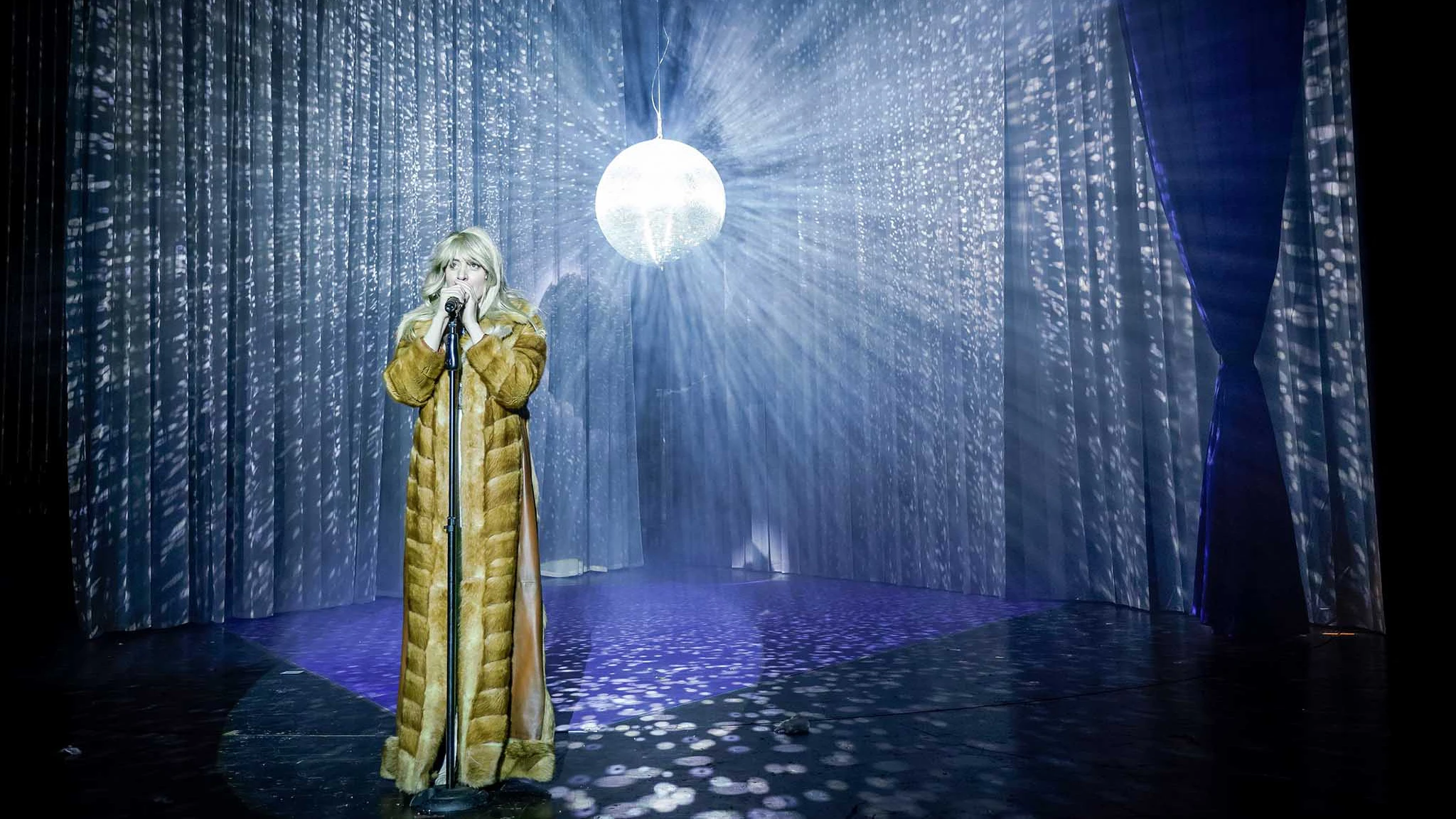Maren Eggert in "Hasta la Westler, Baby!" im Marlene-Dietrich-Gedächtnismantel.