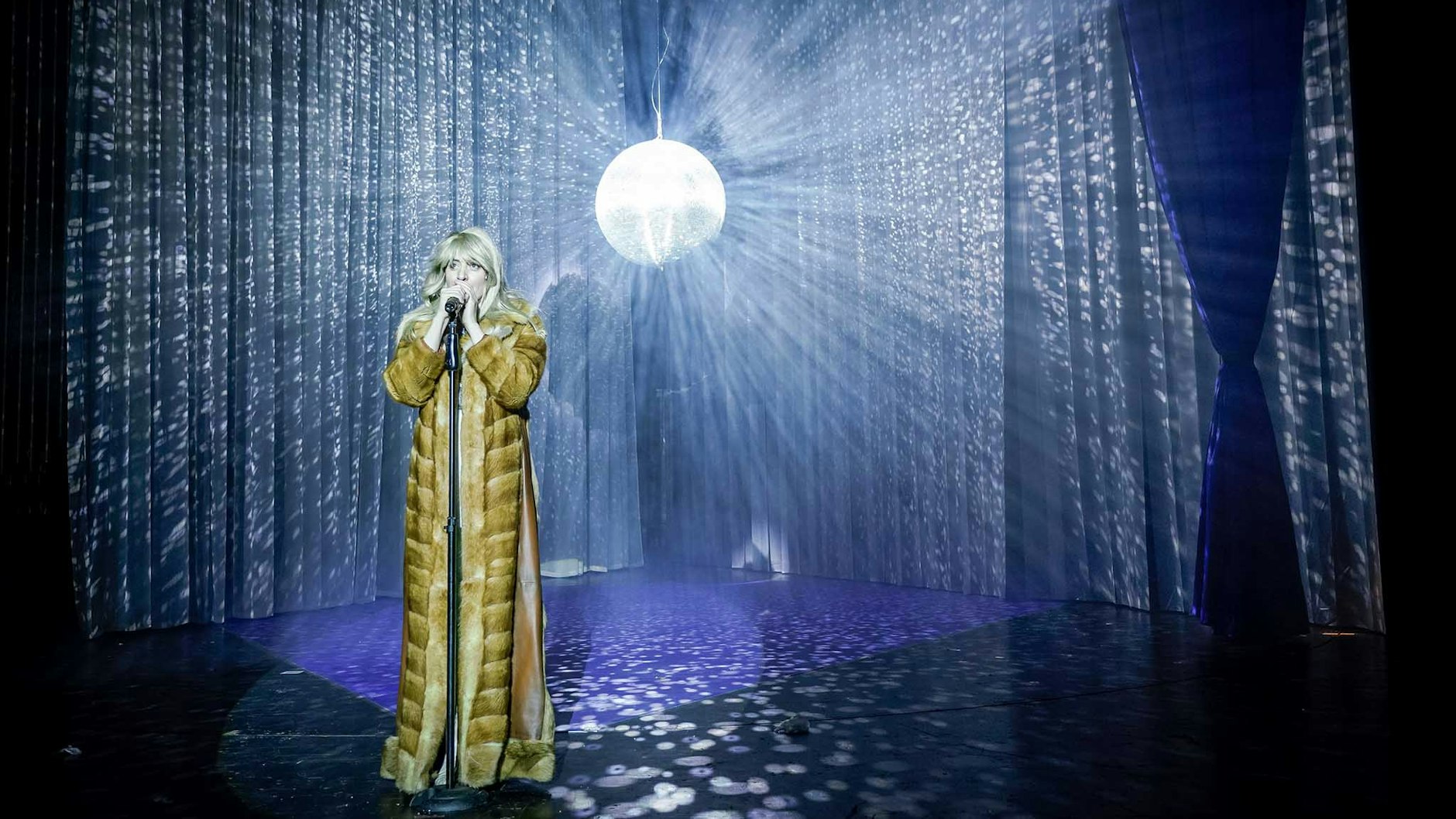 Maren Eggert in "Hasta la Westler, Baby!" im Marlene-Dietrich-Gedächtnismantel.