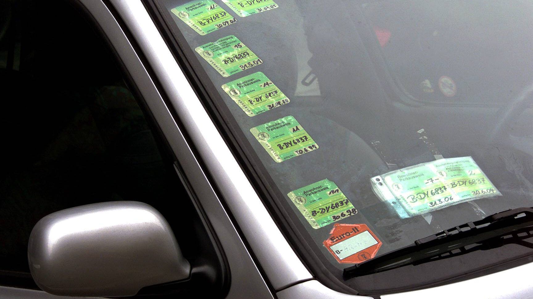Eine Windschutzscheibe mit Bewohnerparkausweises. Noch kostet die Vignette in Berlin 20,40 Euro für zwei Jahre.
