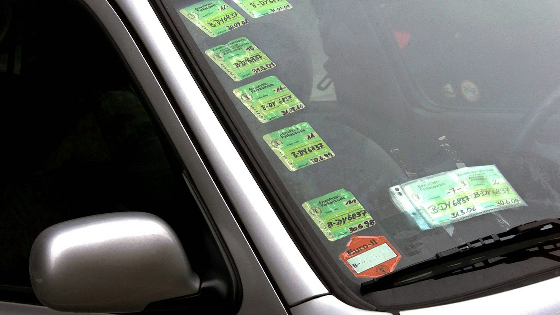 Eine Windschutzscheibe mit Bewohnerparkausweises. Noch kostet die Vignette in Berlin 20,40 Euro für zwei Jahre.