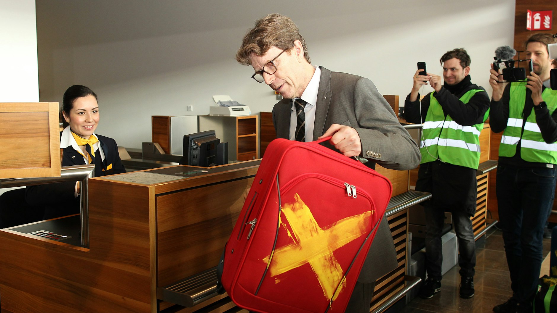 Kommt der Koffer wirklich an? Flughafenchef Engelbert Lütke Daldrup testete am Montag schon mal das Einchecken am neun Flughafen.