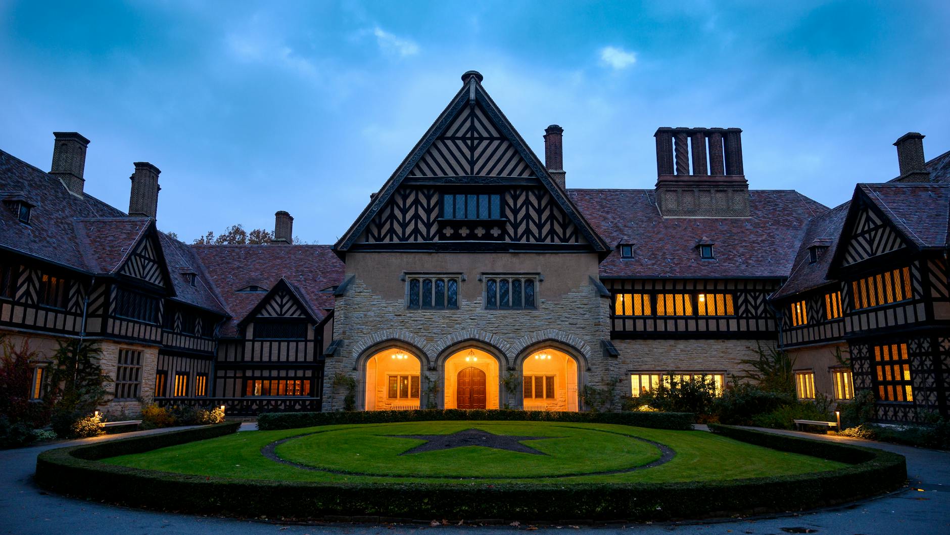 Schloss Cecilienhof im Neuen Garten in Potsdam - dort fand 1945 die Potsdamer Konferenz statt. Dazu gibt es 2020 eine große Ausstellung.