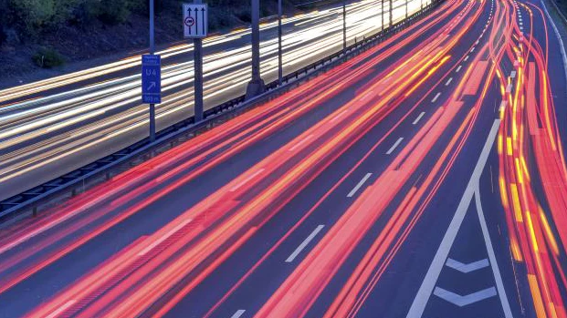 Die Autobahn A100 (hier in Wilmersdorf) gehört zu den am stärksten befahrenen Bundesfernstraßen in Deutschland.  In weniger als vier Jahren soll sie über Neukölln hinaus bis nach Treptow führen.