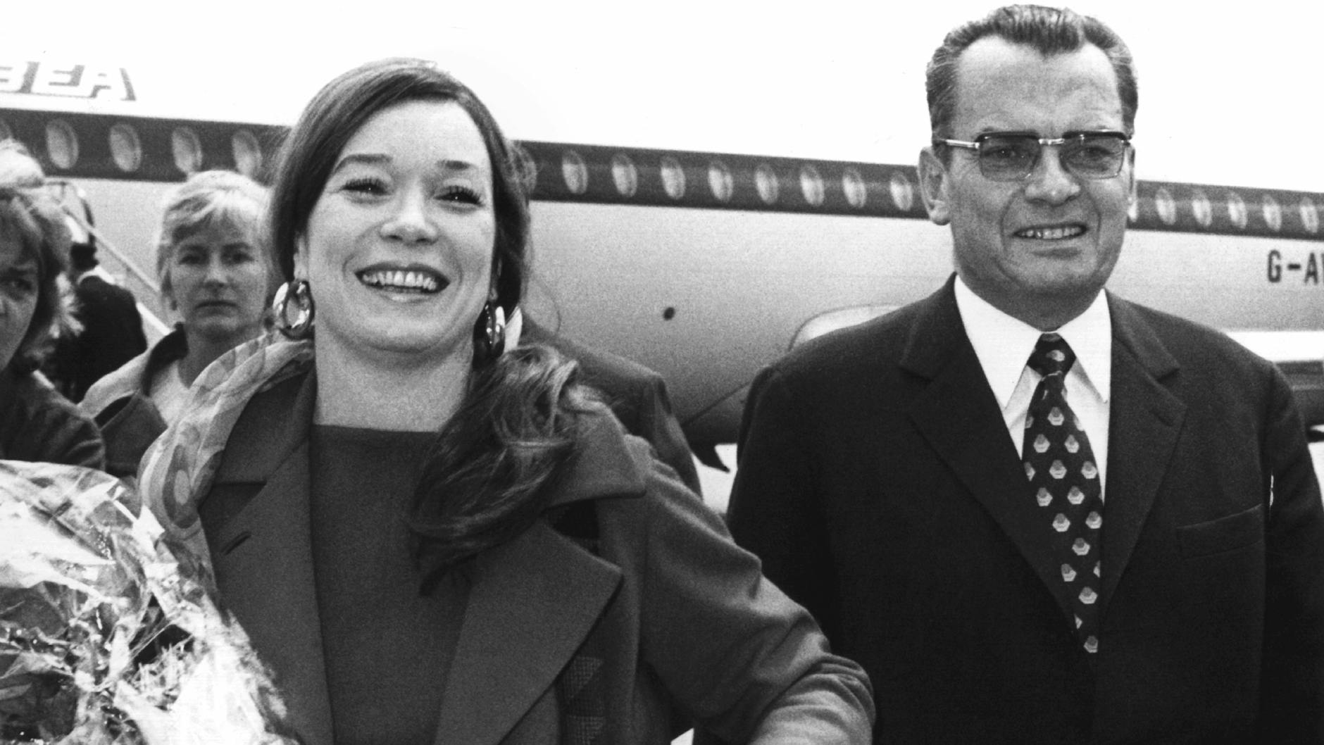 Alfred Bauer holt die amerikanische Schauspielerin Shirley MacLaine 1971 am Tempelhofer Flughafen ab.