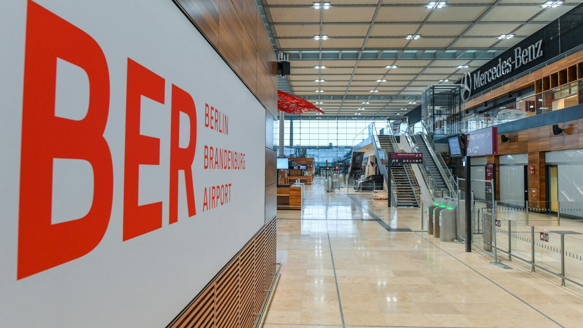 Ein Blick in das Hauptterminalgebäude des Hauptstadflughafens Berlin Brandenburg Willy Brandt (BER).