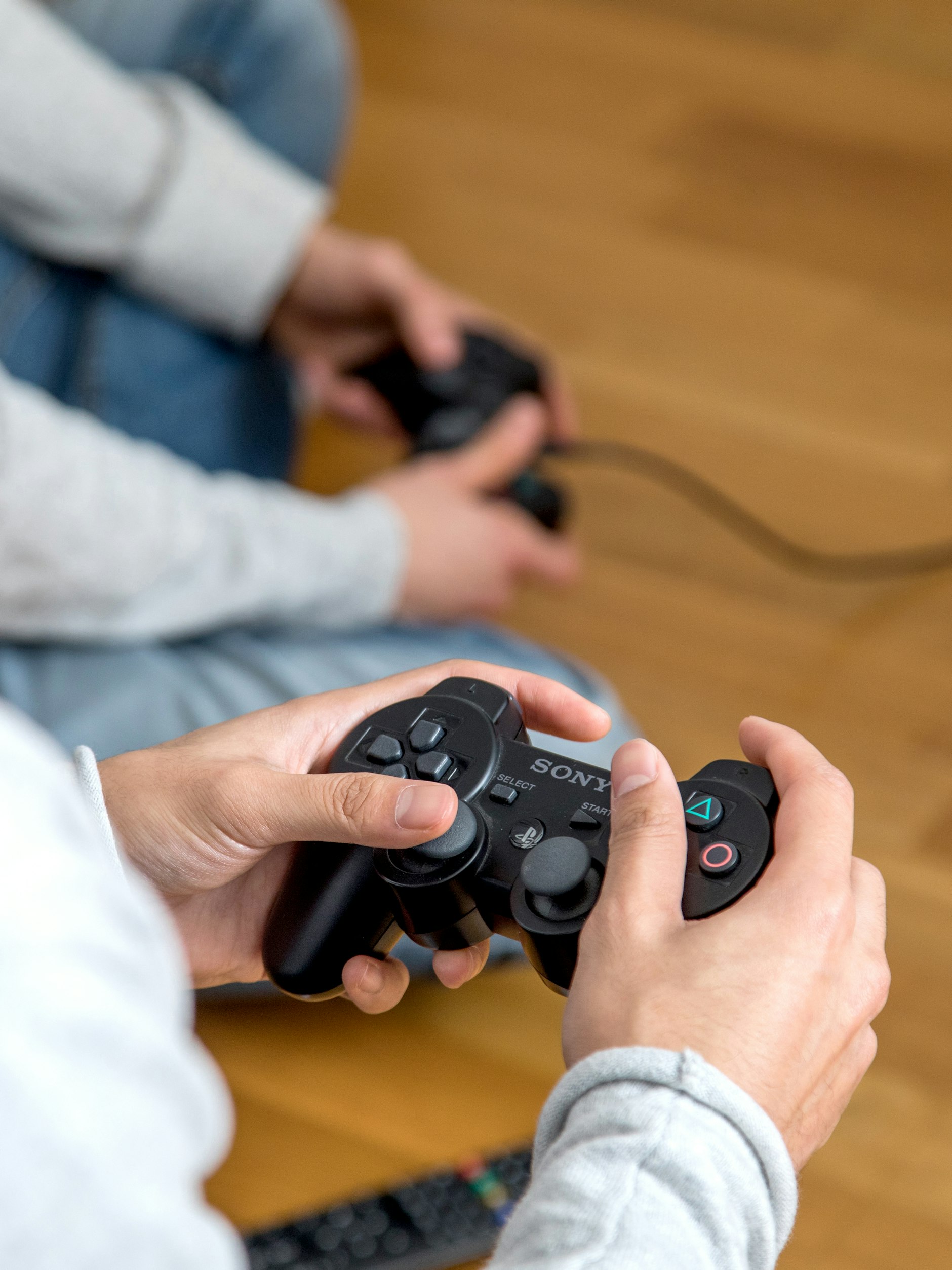 Oft hält der Bildschirm von der Bewegung ab: Mindestens eine bis eineinhalb Stunden sollten es für Kinder aber täglich sein.