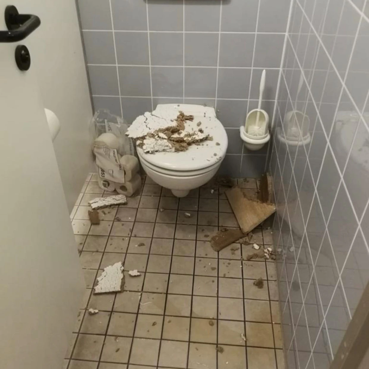Auf dem "stillen Örtchen" des Staatsschutzes kamen ebenfalls Deckenteile herunter.