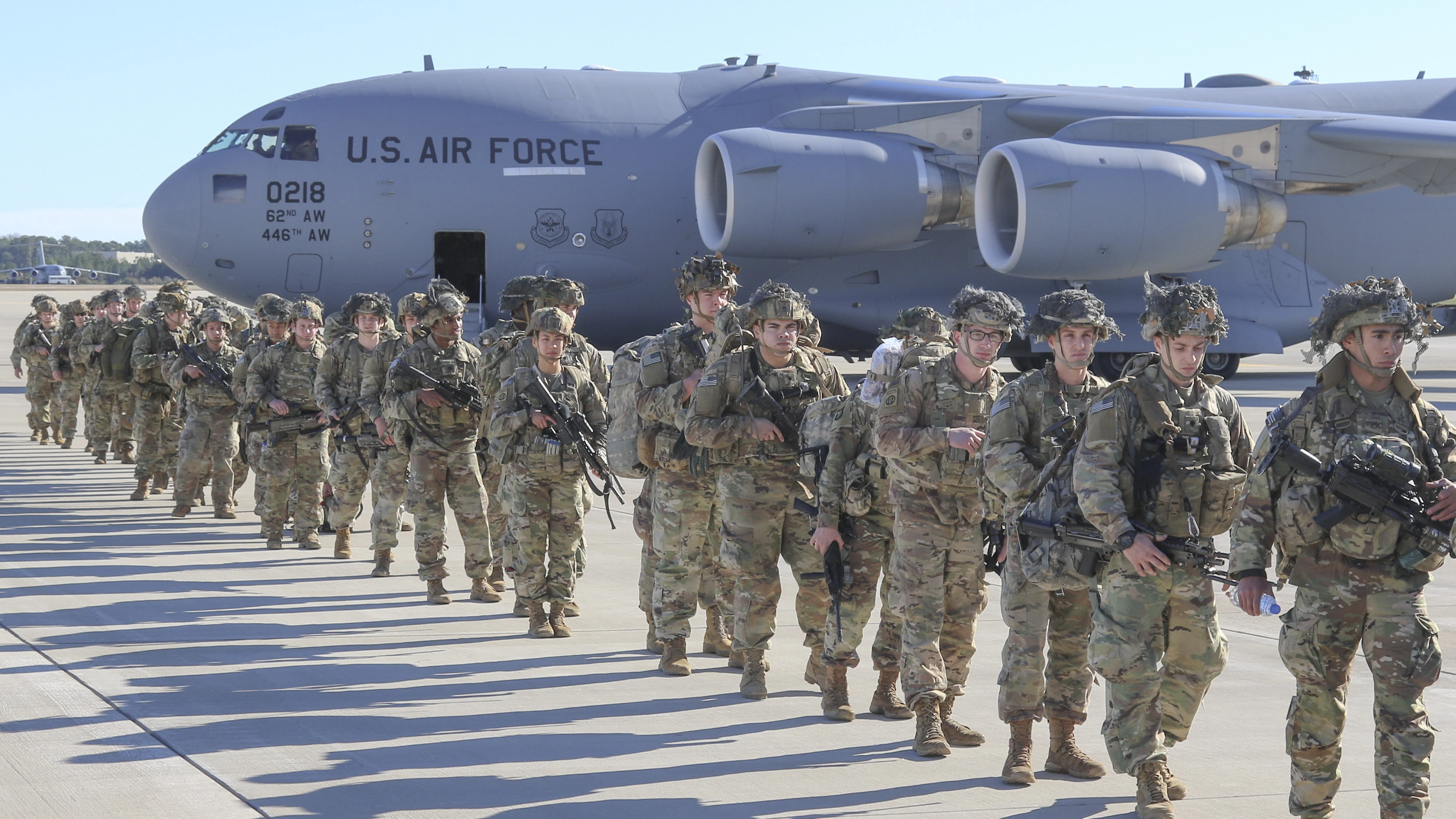 Fallschirmjäger der US Army mit der 82. Luftlandedivision stellen sich auf der Militäreinrichtung Pope Army Airfield in Fayetteville neben Transportflugzeuge auf. Die Immediate Response Force wurde nach Bagdad verlegt, um die US-Botschaft zu schützen.