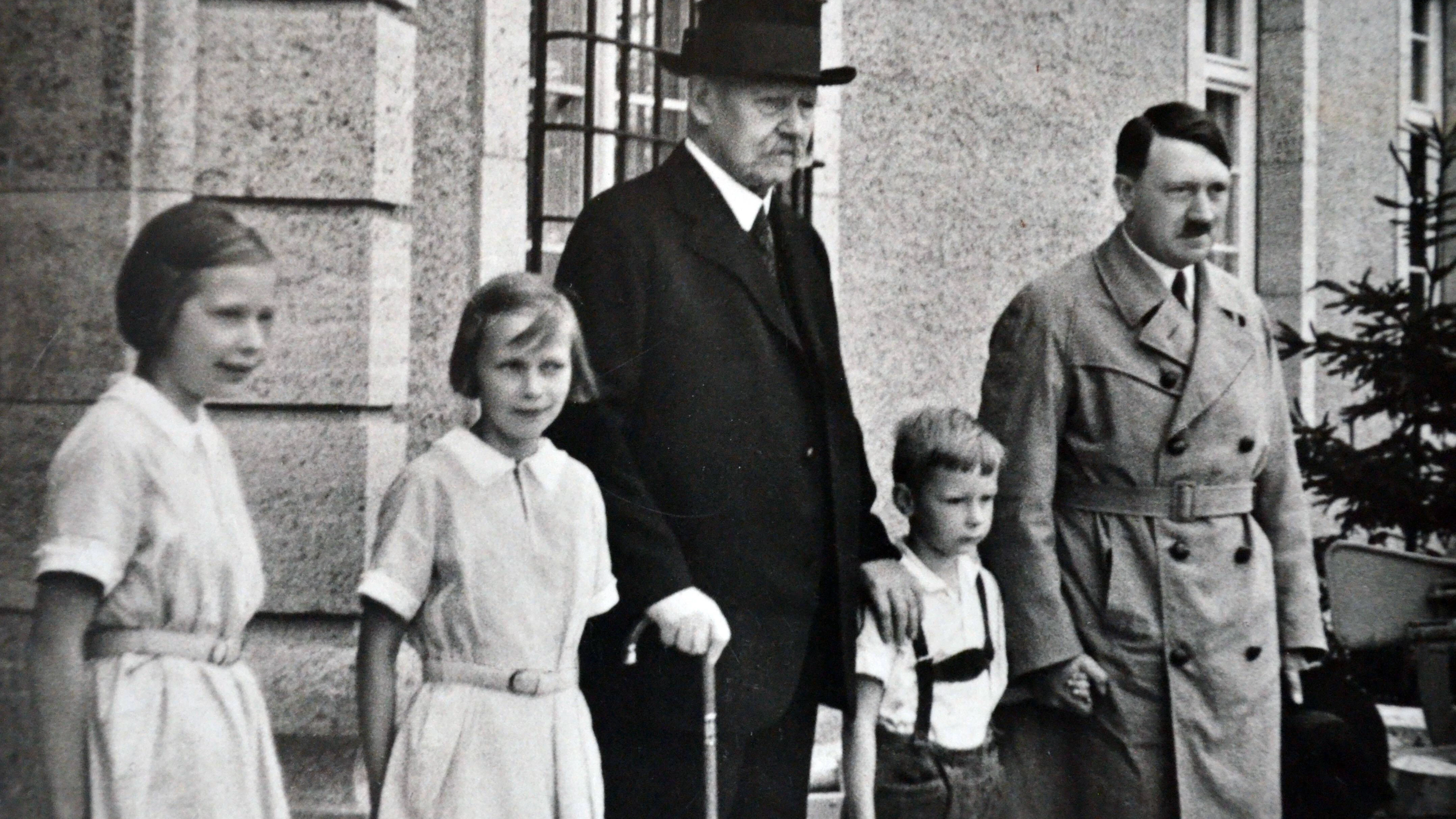 Paul von Hindenburg mit Adolf Hitler.  