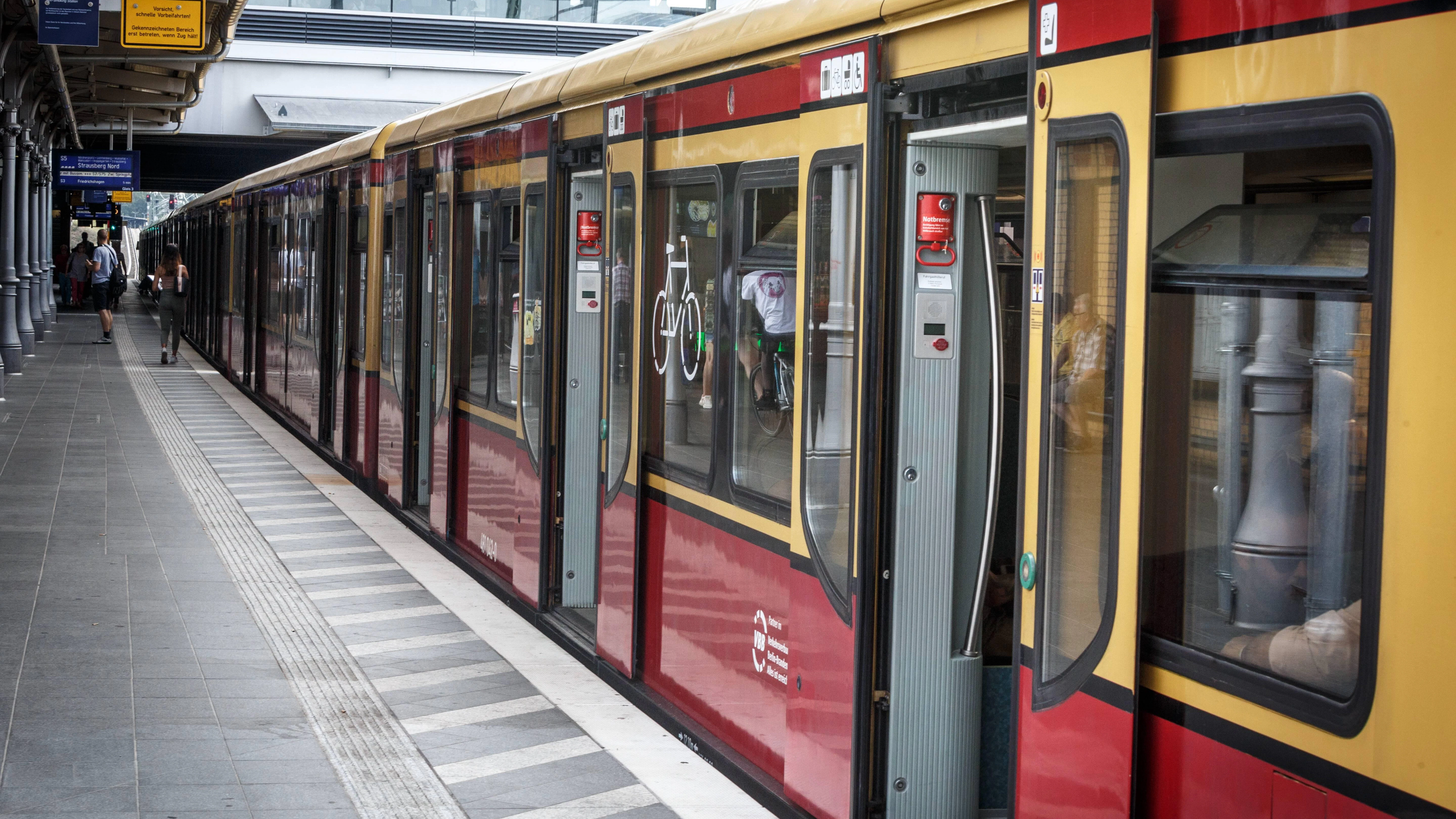 Das Fahrperonal drückt auf einen Knopf - und alle Türen gehen auf. Auch die Baureihe 481, zu der dieser Zug beghört, ist dadür eingerichtet. Die Prozedur funktioniert aber nicht immer.&nbsp;