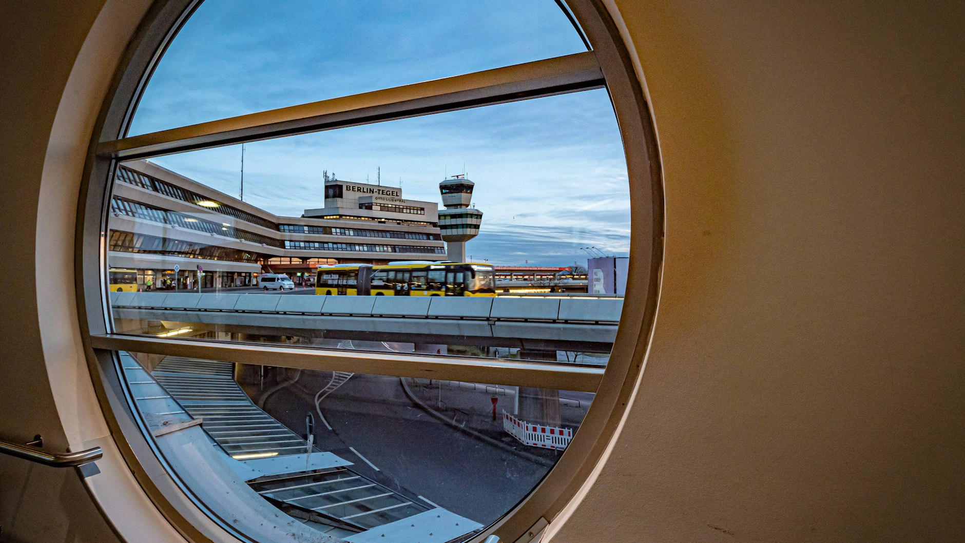 Tegel im Abendlicht: Im vergangenen Jahr wurden hier mehr als 22 Millionen Fluggäste abgefertigt.