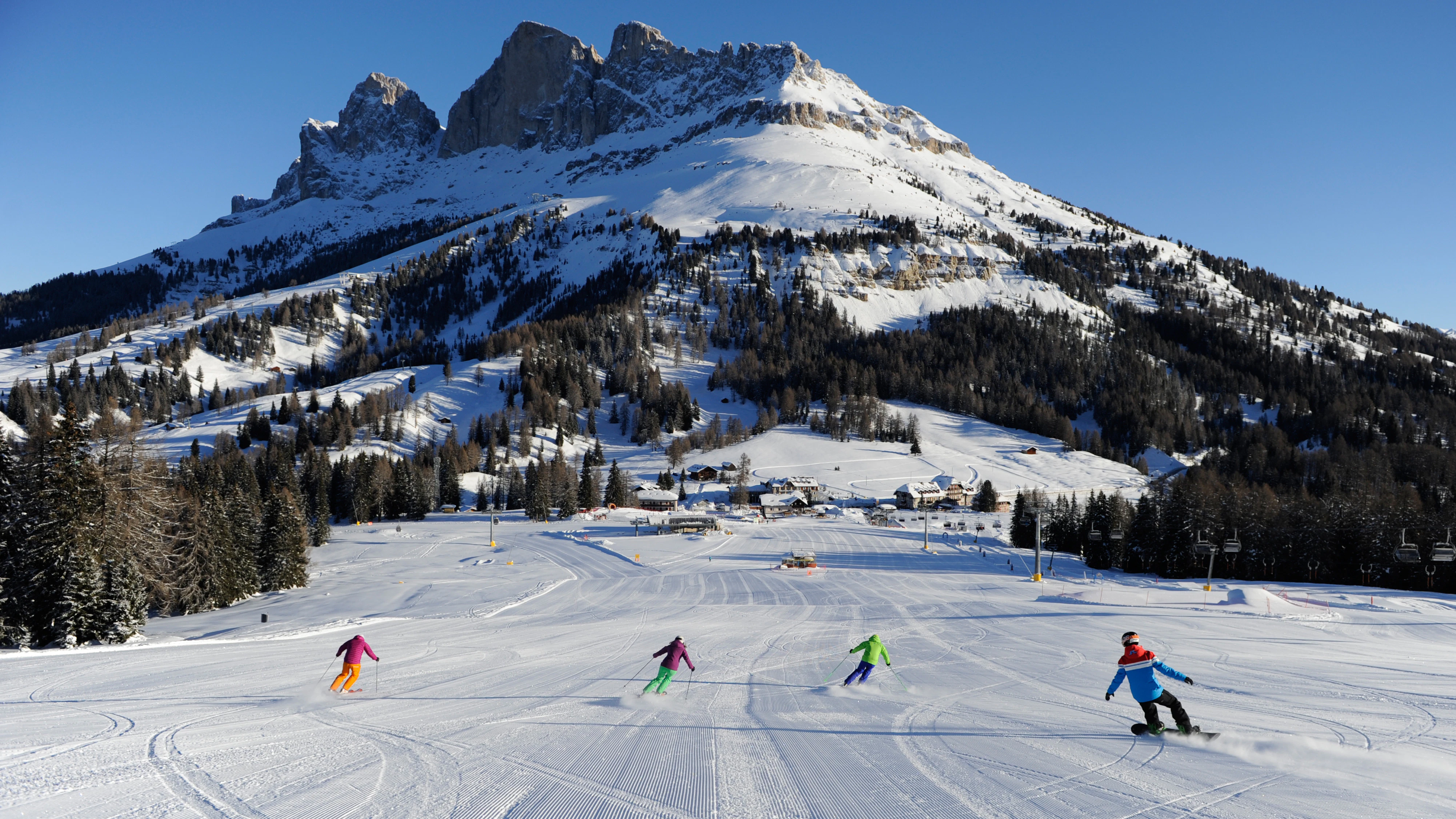 Das Skigebiet Carezza in den Dolomiten. Gefahren wird  auf Kunstschnee. Das ist mittlerweile die Norm in Südtirol. Auch in Deutschland und Österreich  sind Naturschneegebiete in der Minderzahl, in der Schweiz machen sie höchstens noch die Hälfte aus.&nbsp;