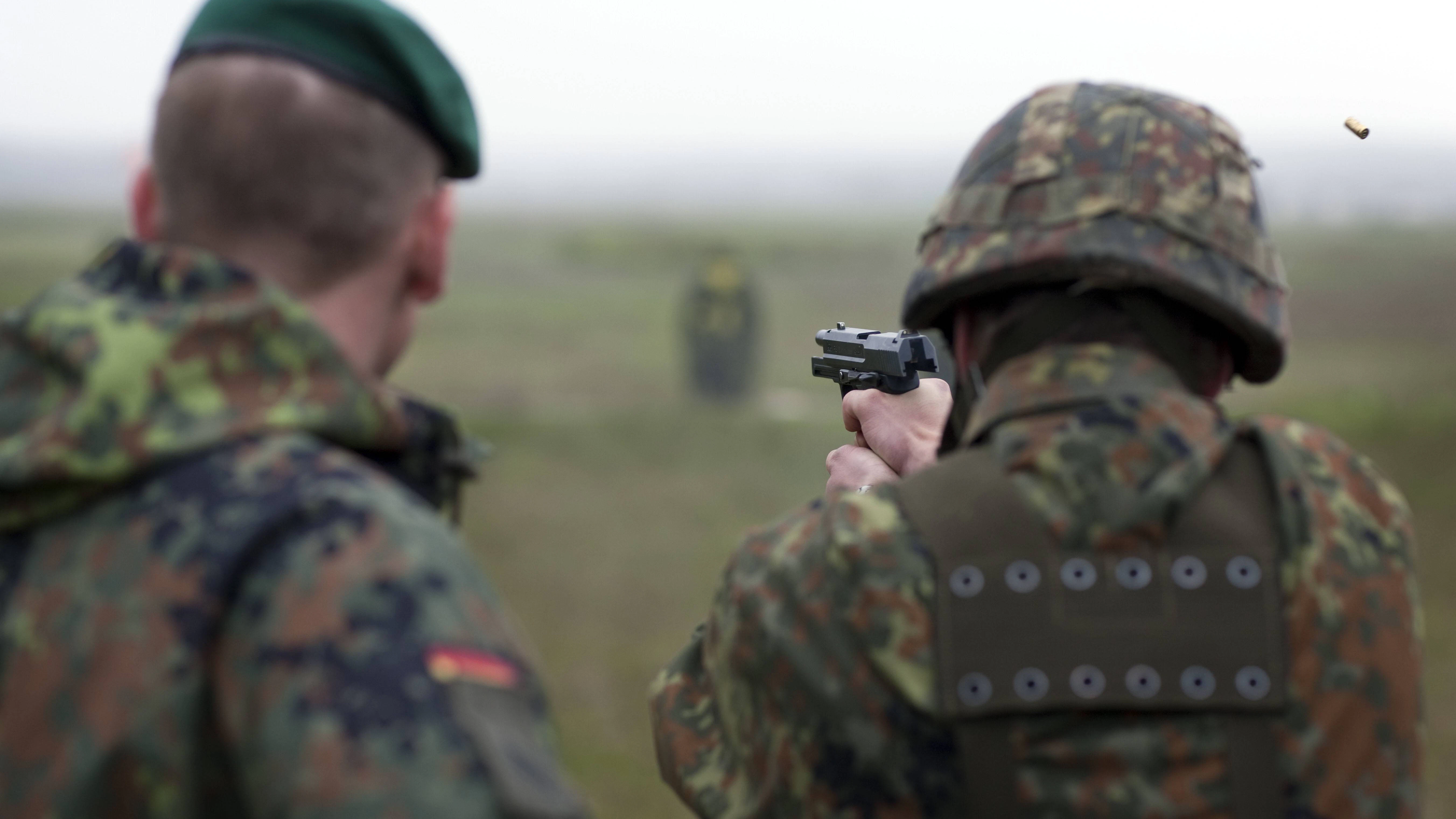 Wehrpflichtige bei ihrer ersten Schiessuebung mit scharfer Munition. (Symbolbild)