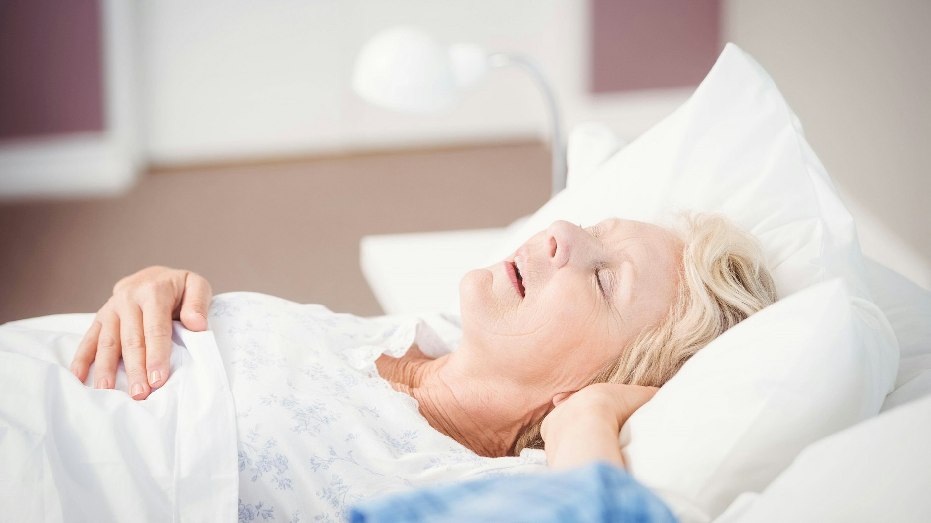 Auch chronische Schmerzen oder Erkrankungen können Ursache für eine geringe Schlafqualität im Alter sein.