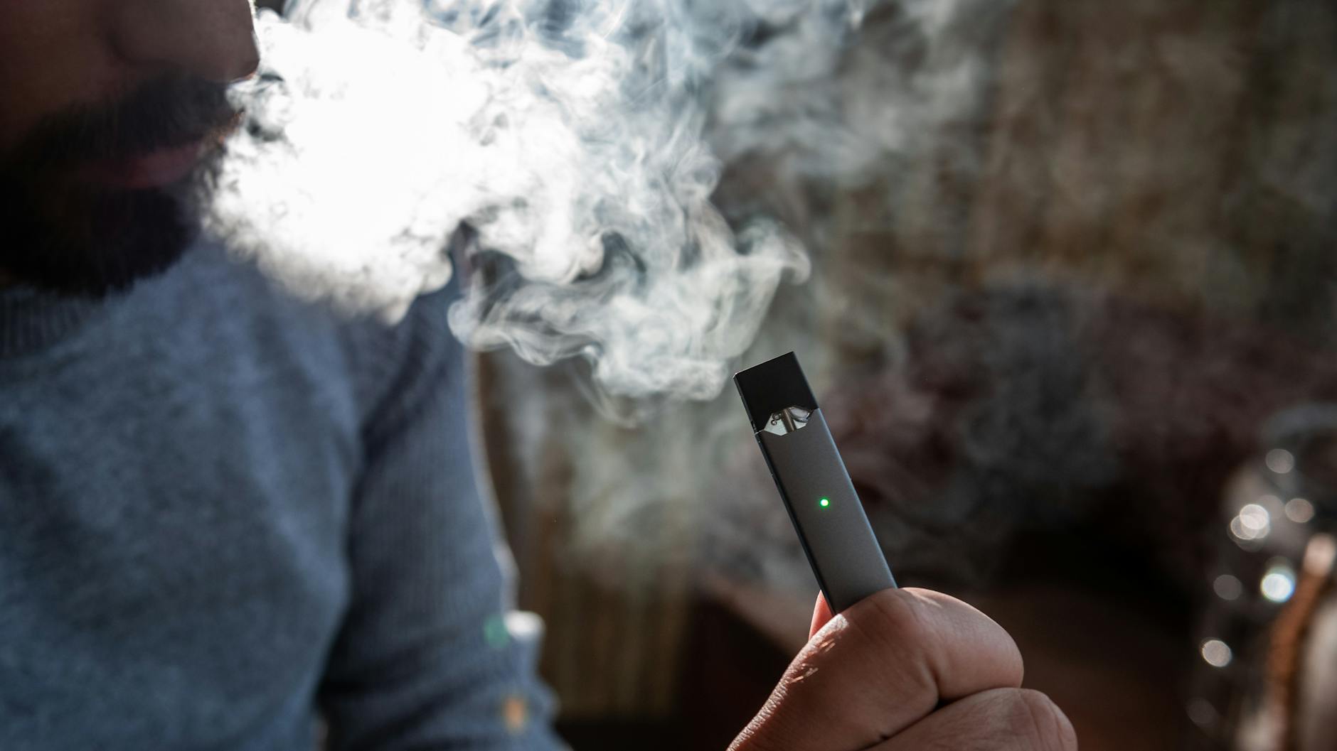 Hersteller bewerben die E-Zigarette als schadstoffärmere Alternative zu Tabak. Doch Experten warnen: Schadstoffärmer ist nicht schadstofffrei.