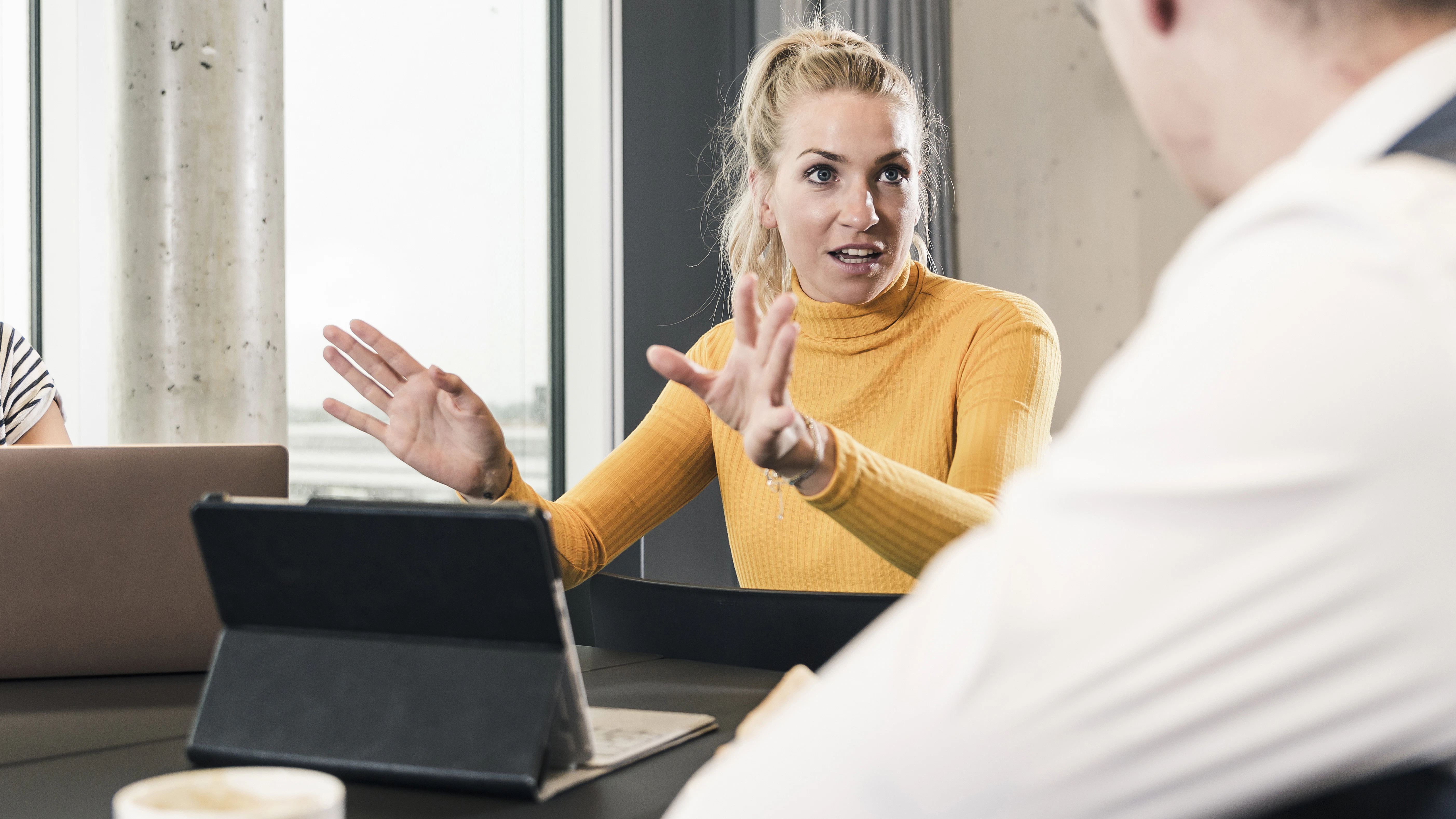 Wer Kritik äußert, sollte auch auf seine Körpersprache achten  – wer aggressiv und einschüchternd auftritt, bewirkt selten etwas Gutes.