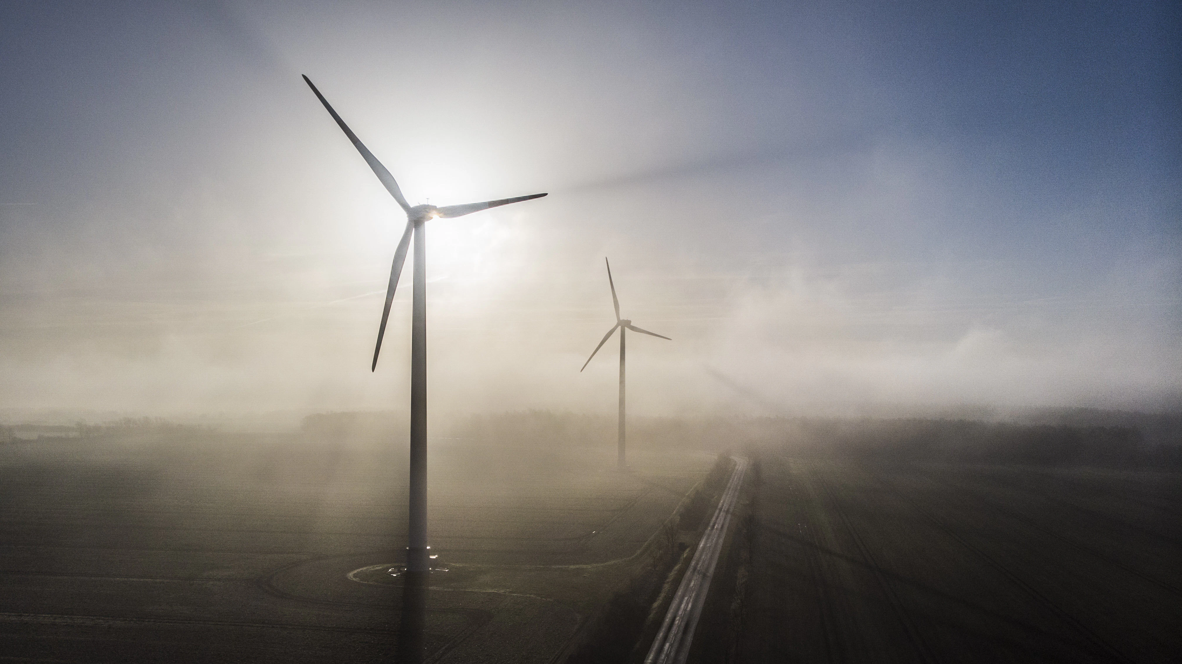 Windräder im Nebel, aufgenommen in Wischer (Symbolbild).