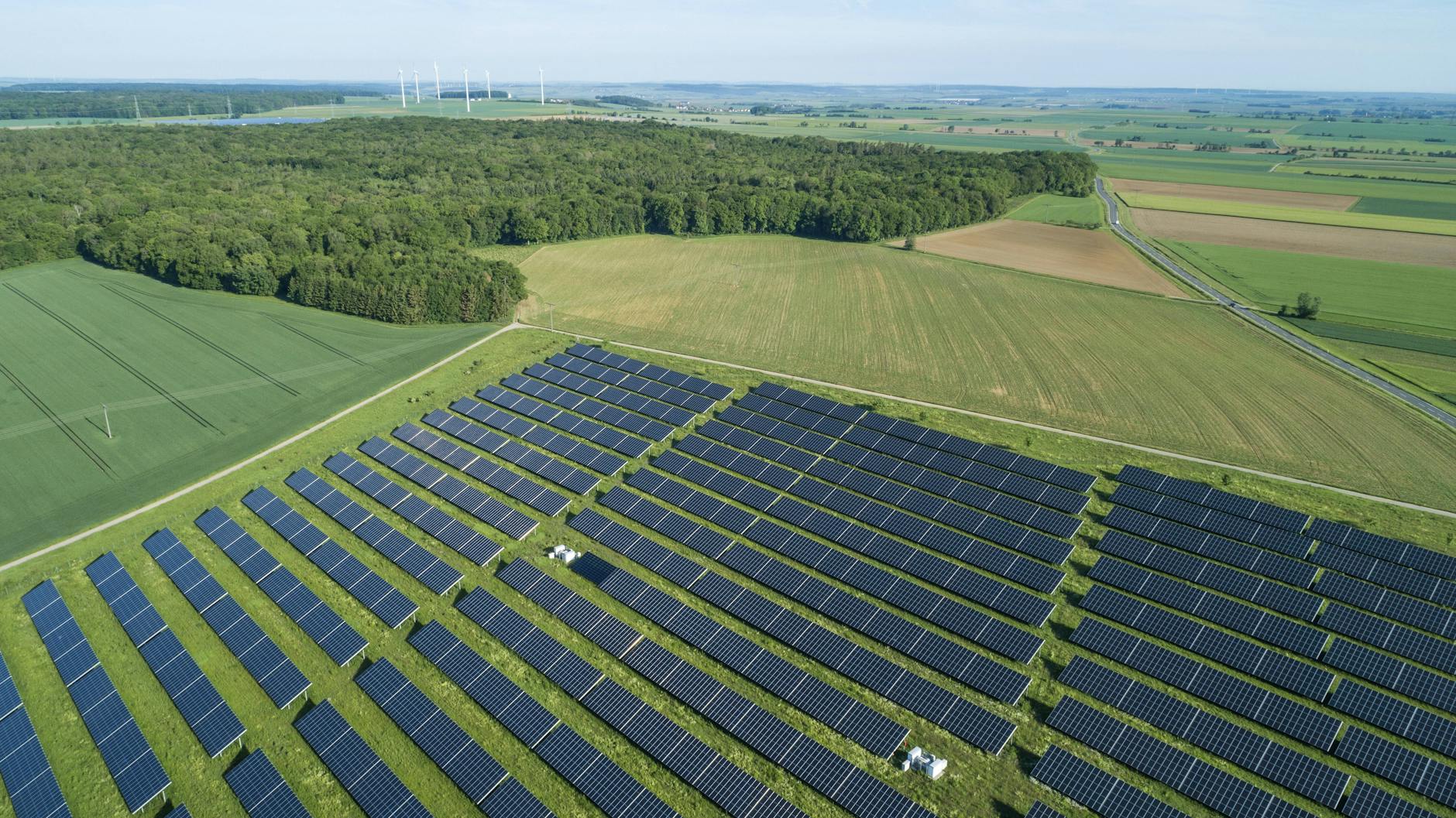 Das Plus an Ökostrom rührt aus dem Ausbau von Solaranlagen und Windrädern.