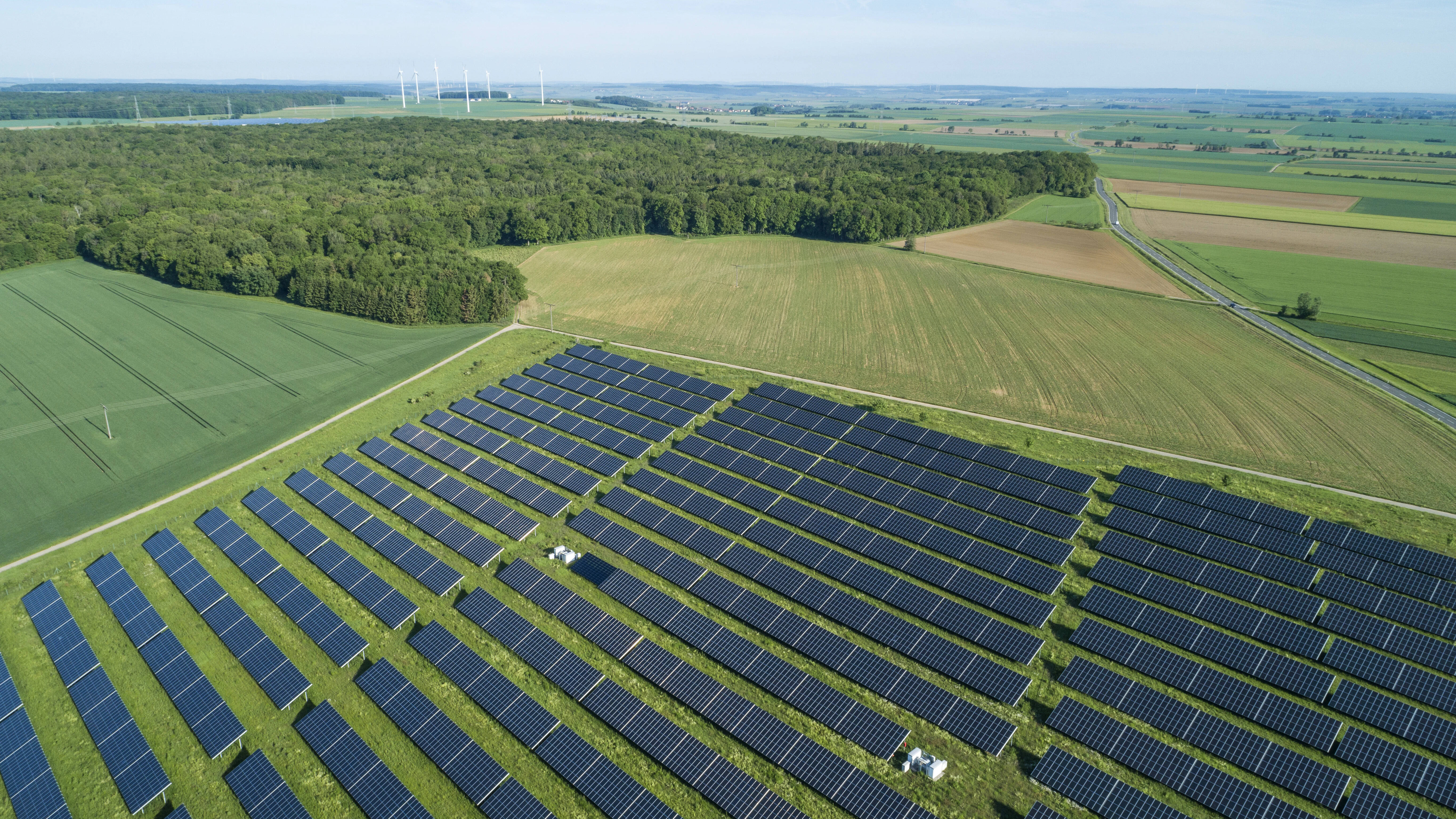Das Plus an Ökostrom rührt aus dem Ausbau von Solaranlagen und Windrädern.
