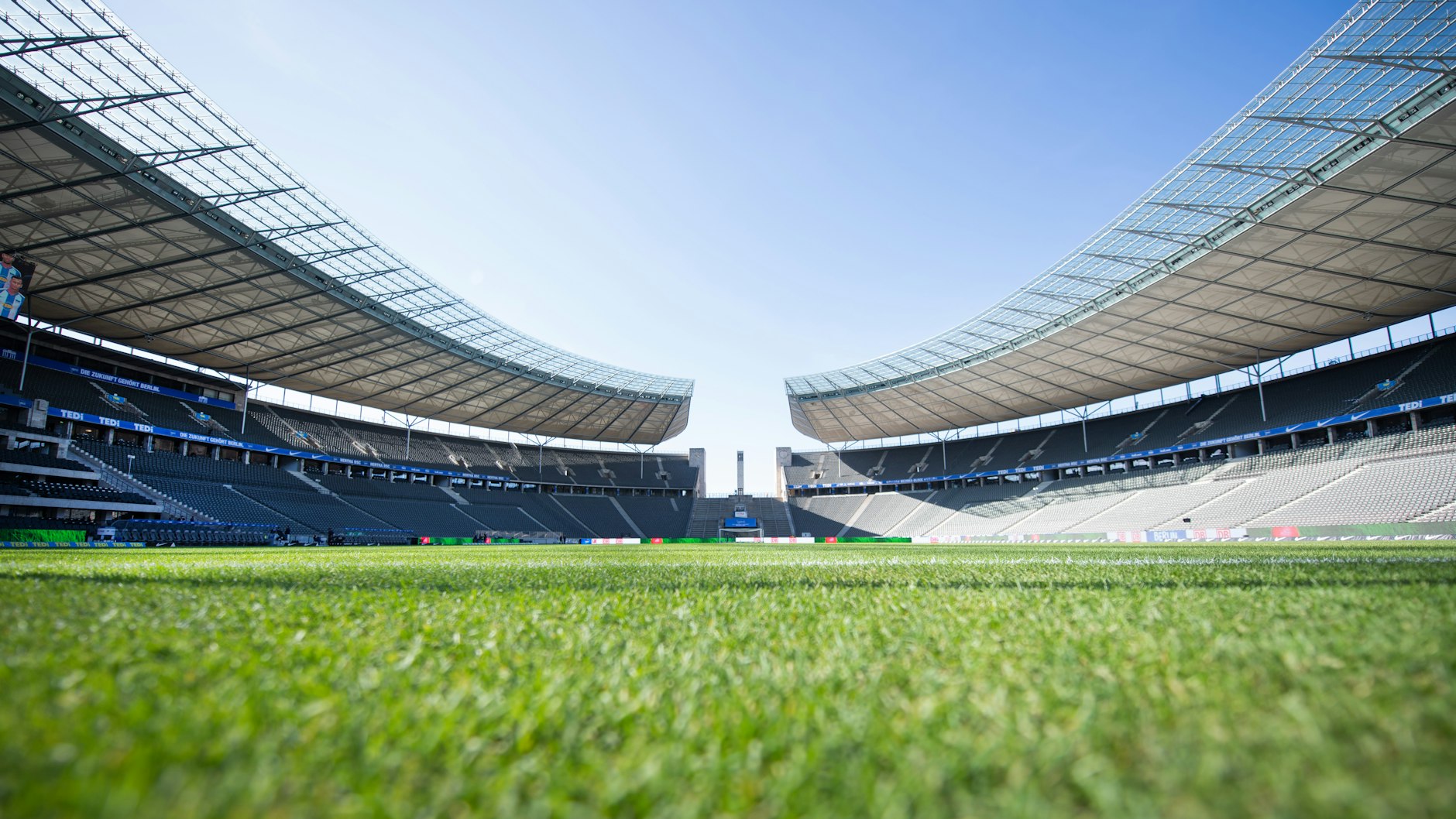 Das Olympiastadion mit Blick auf den Glockenturm.