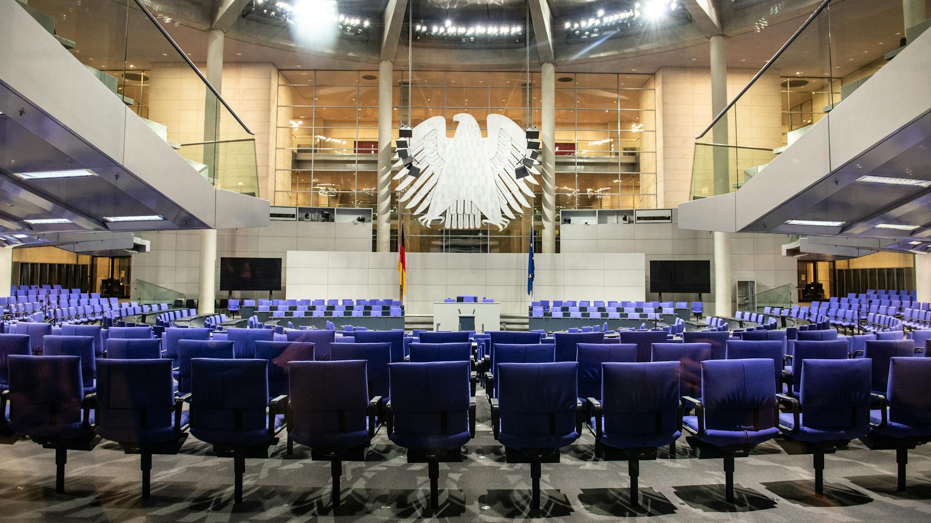 Der Plenarsaal, in dem neben dem Deutschen Bundestag auch die Bundesversammlung tagt, ist der größte Versammlungssaal im Reichstagsgebäude.